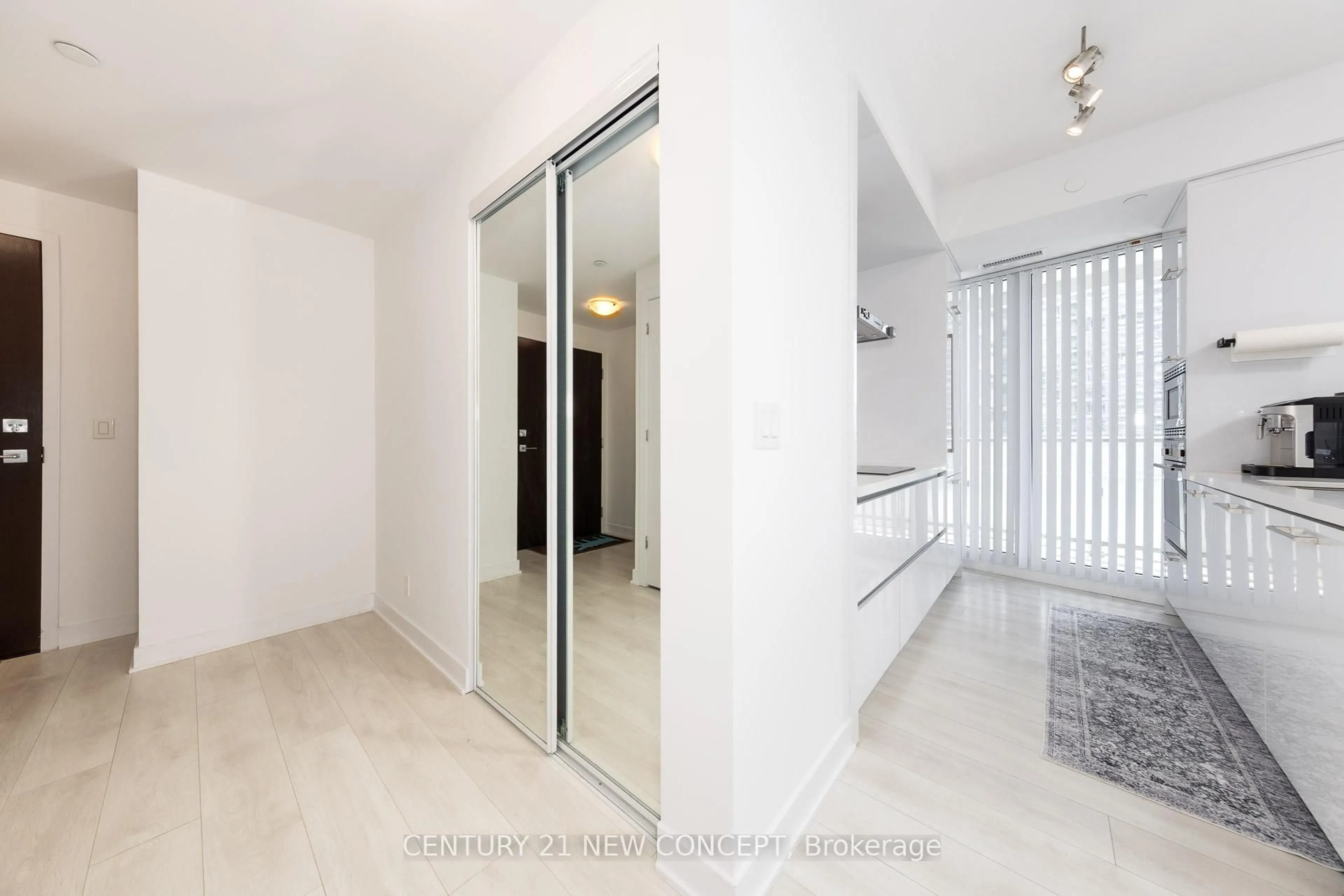 Unknown for 2221 Yonge St #1408, Toronto Ontario M4S 0B8