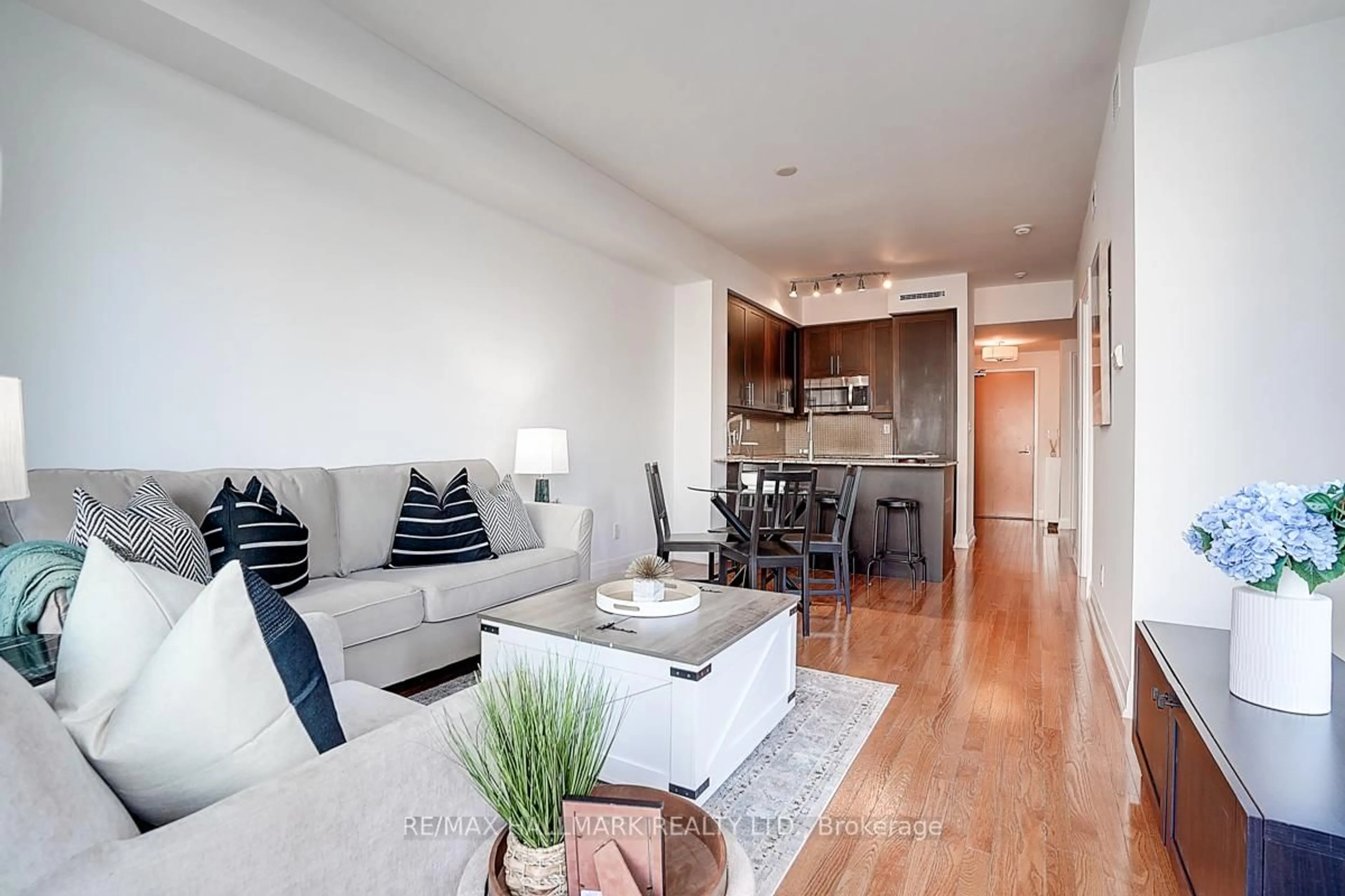 Living room with furniture, wood/laminate floor for 1 Bedford Rd #819, Toronto Ontario M5R 2B5