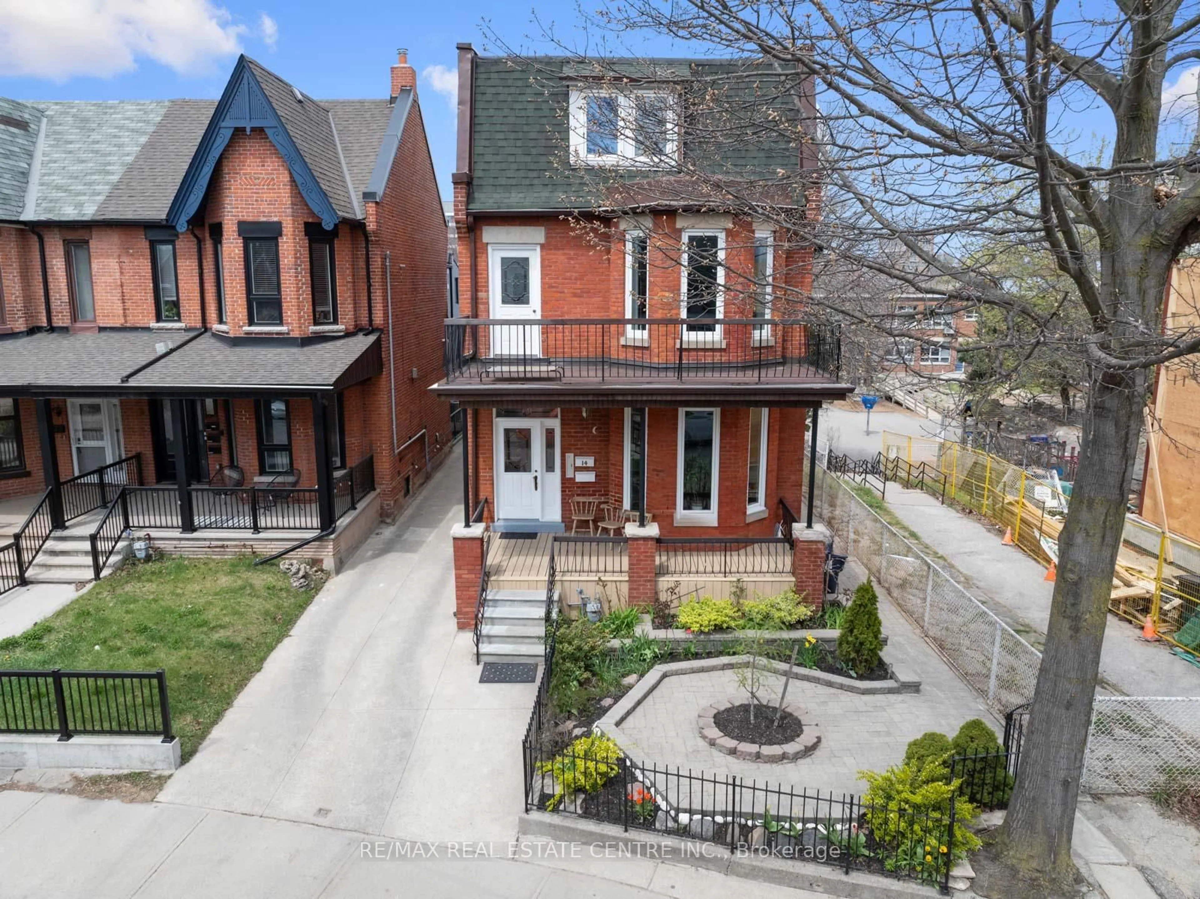 A pic from outside/outdoor area/front of a property/back of a property/a pic from drone, street for 14 Churchill Ave, Toronto Ontario M6J 2B4