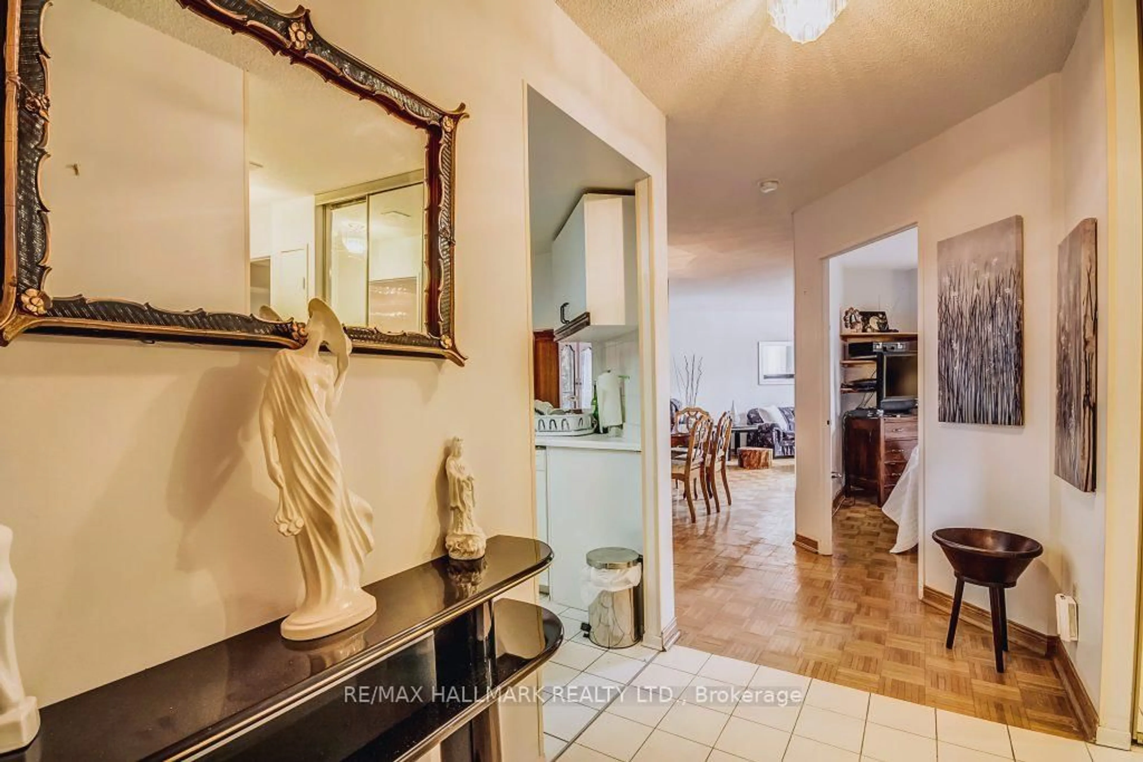 Indoor entryway for 1101 Steeles Ave #209, Toronto Ontario M2R 3W5