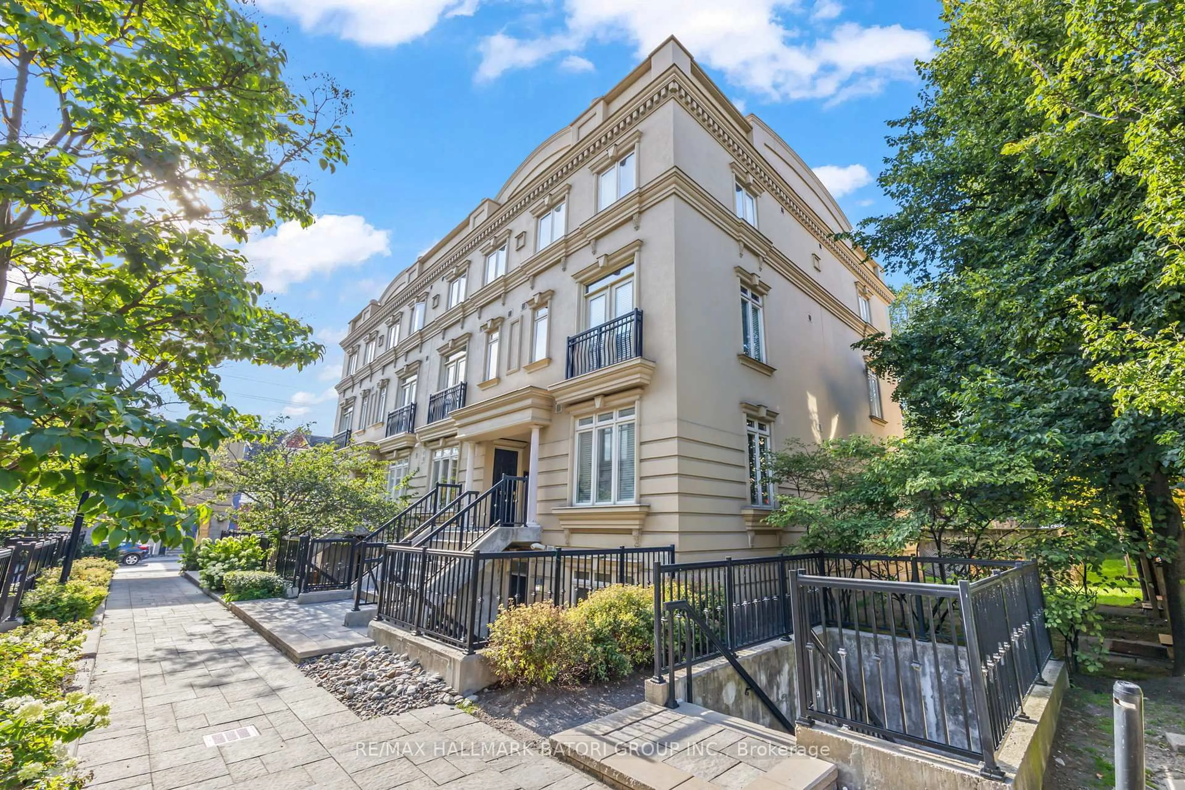 Patio, street for 98 Carr St #TH06, Toronto Ontario M5T 1B7