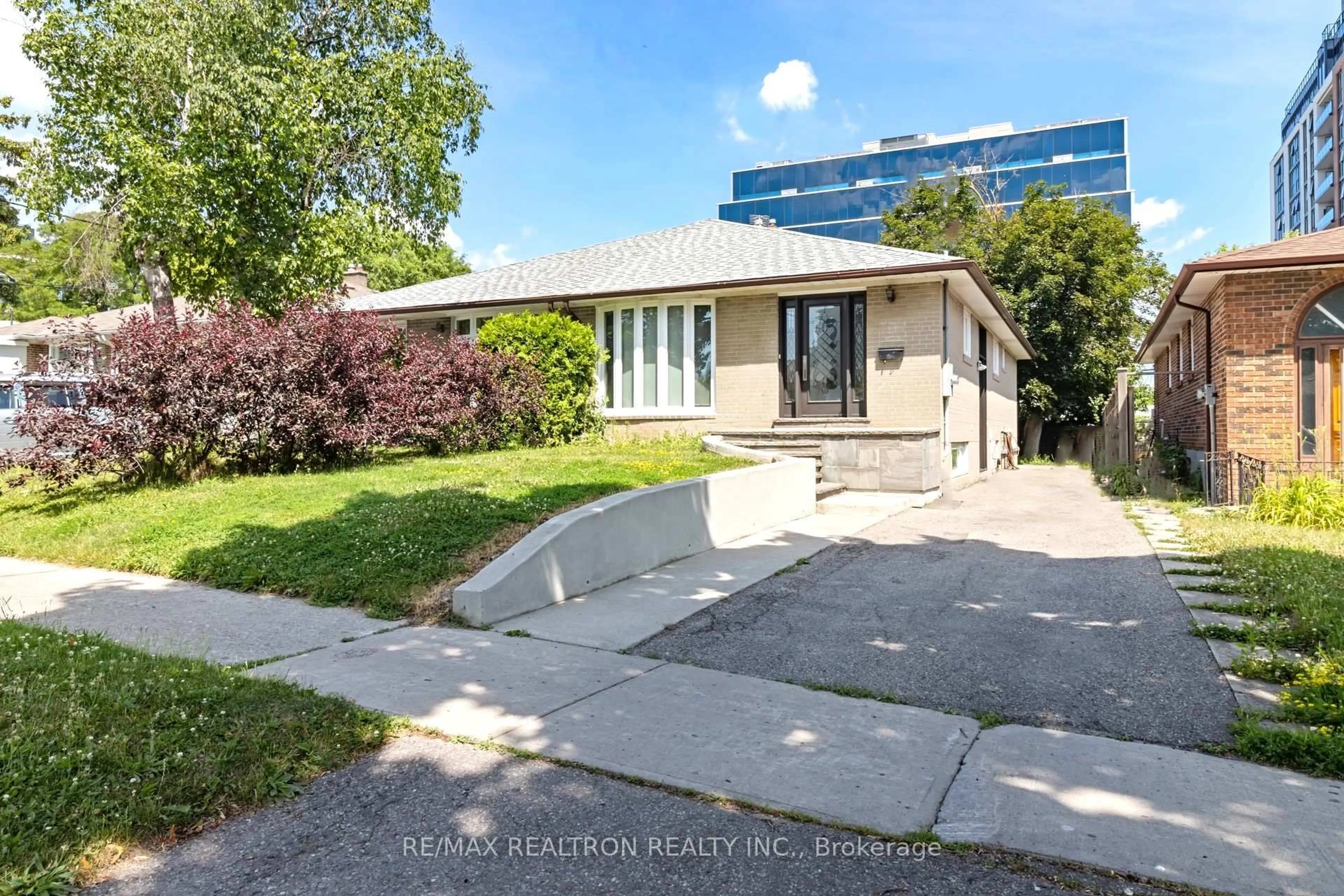 A pic from outside/outdoor area/front of a property/back of a property/a pic from drone, street for 44 Caracas Rd, Toronto Ontario M2K 1A9