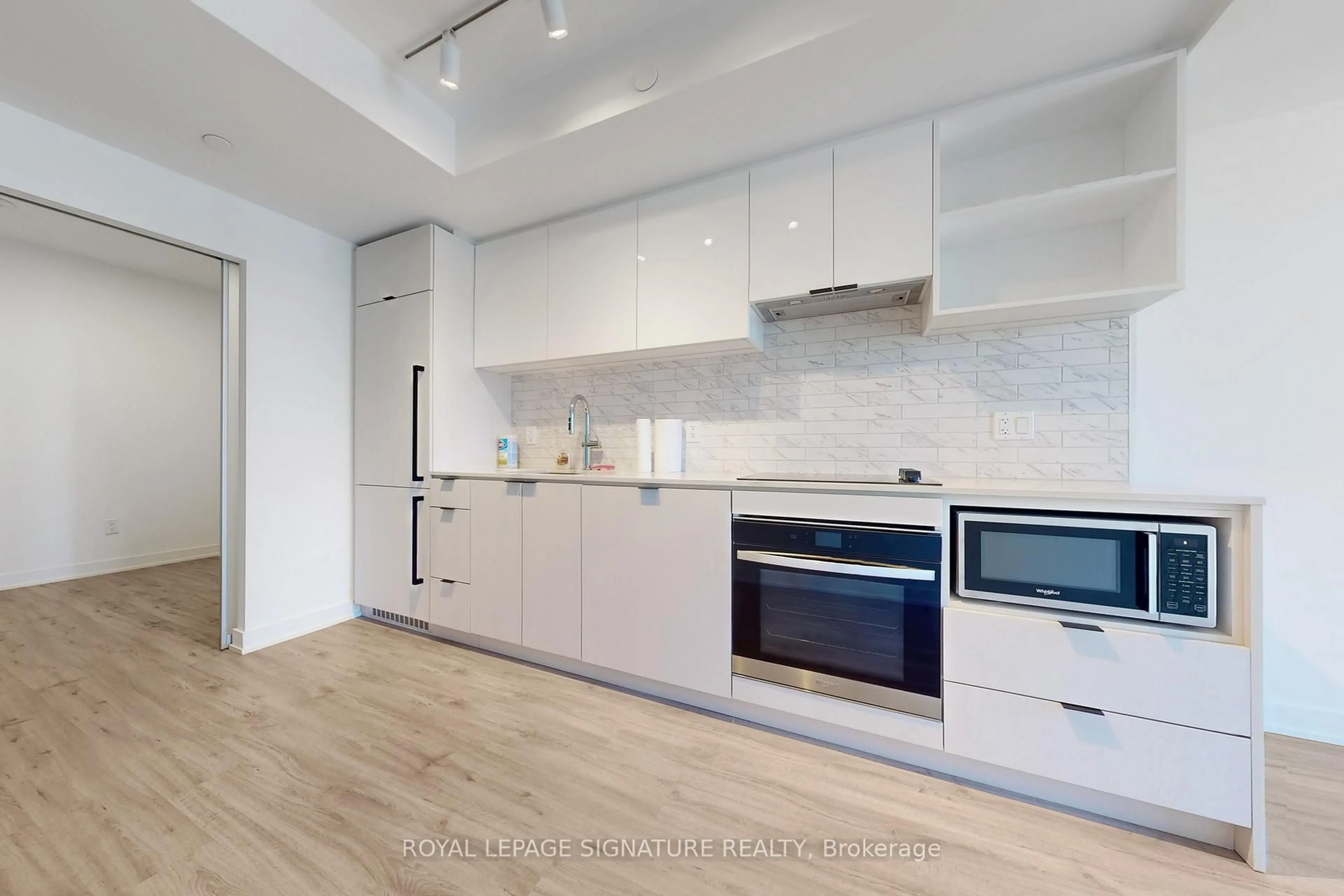 Standard kitchen, wood/laminate floor for 252 Church St #1905, Toronto Ontario M5B 0E6
