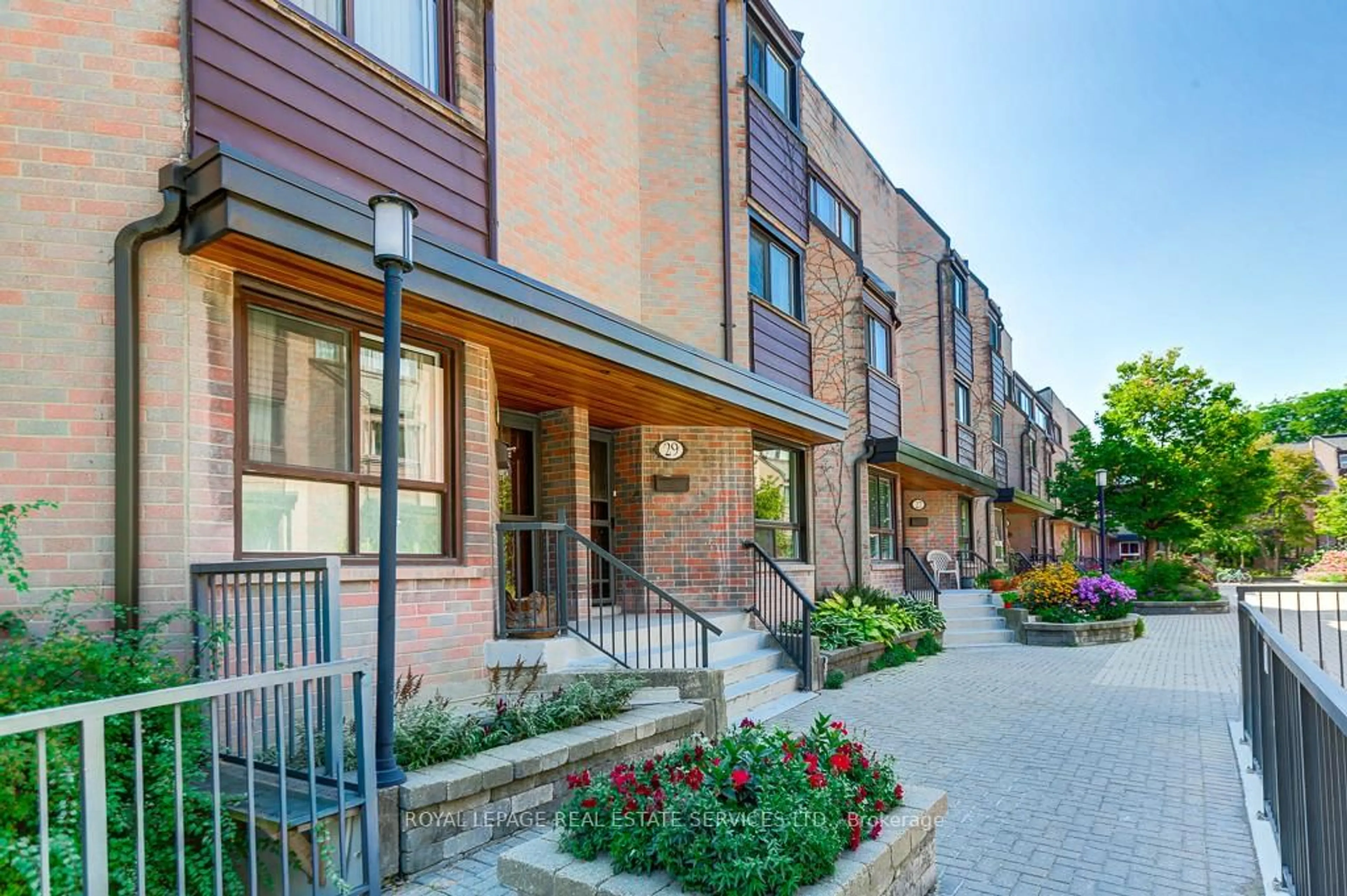 Home with brick exterior material, street for 130 Clinton St #29, Toronto Ontario M6G 2Y3