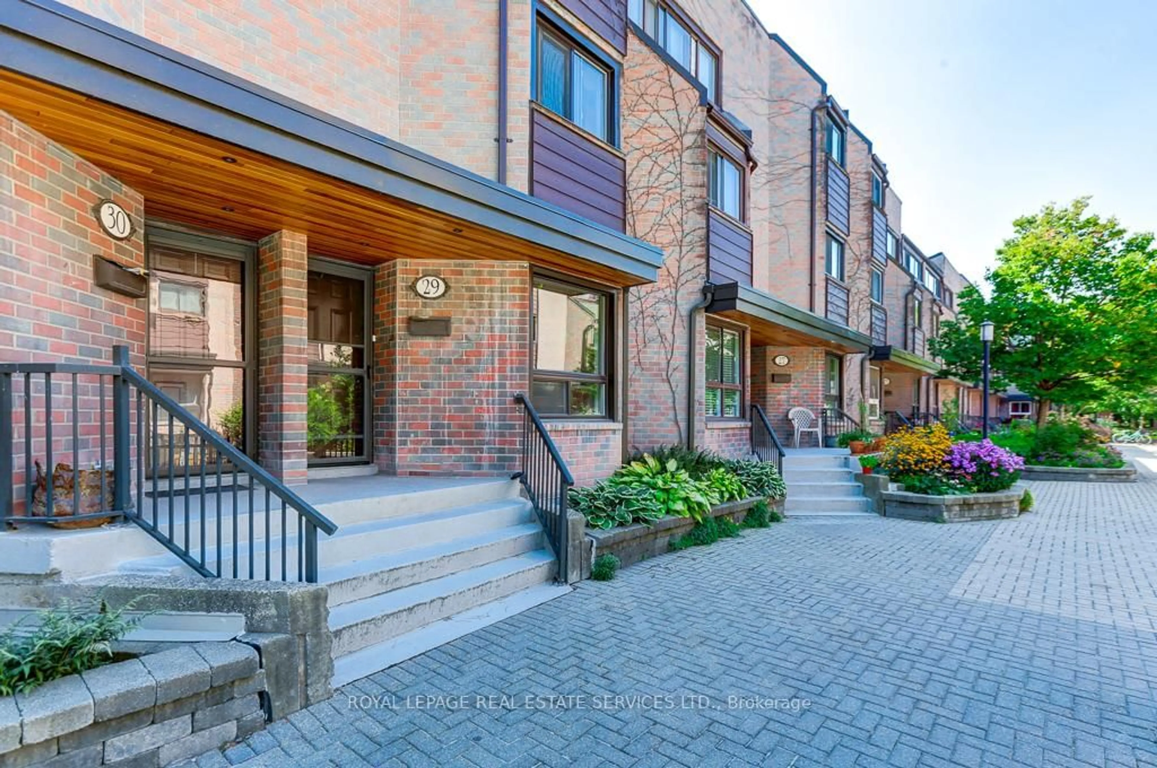 Home with brick exterior material, street for 130 Clinton St #29, Toronto Ontario M6G 2Y3