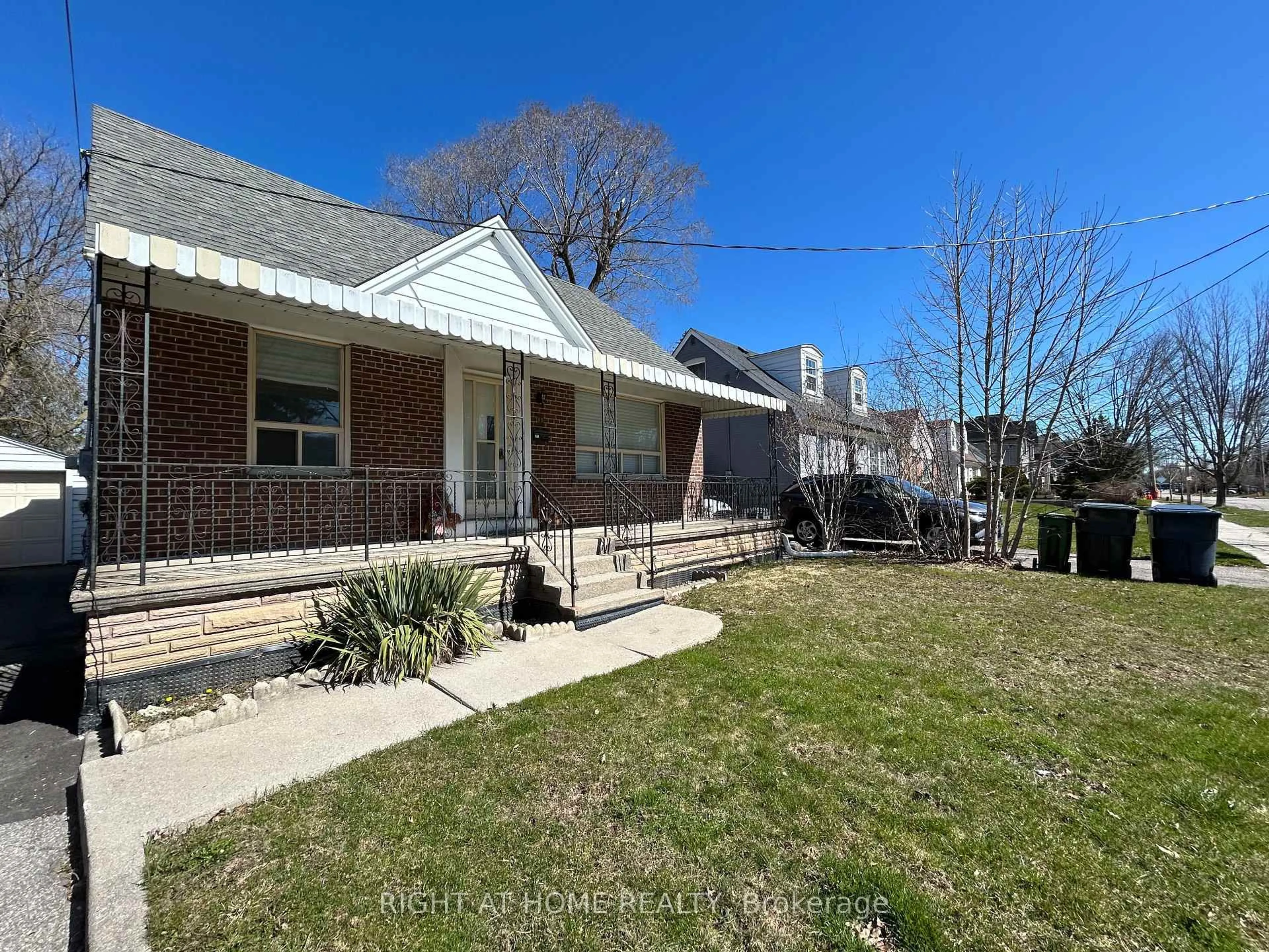 A pic from outside/outdoor area/front of a property/back of a property/a pic from drone, street for 50 Moore Park Ave, Toronto Ontario M2M 1M9