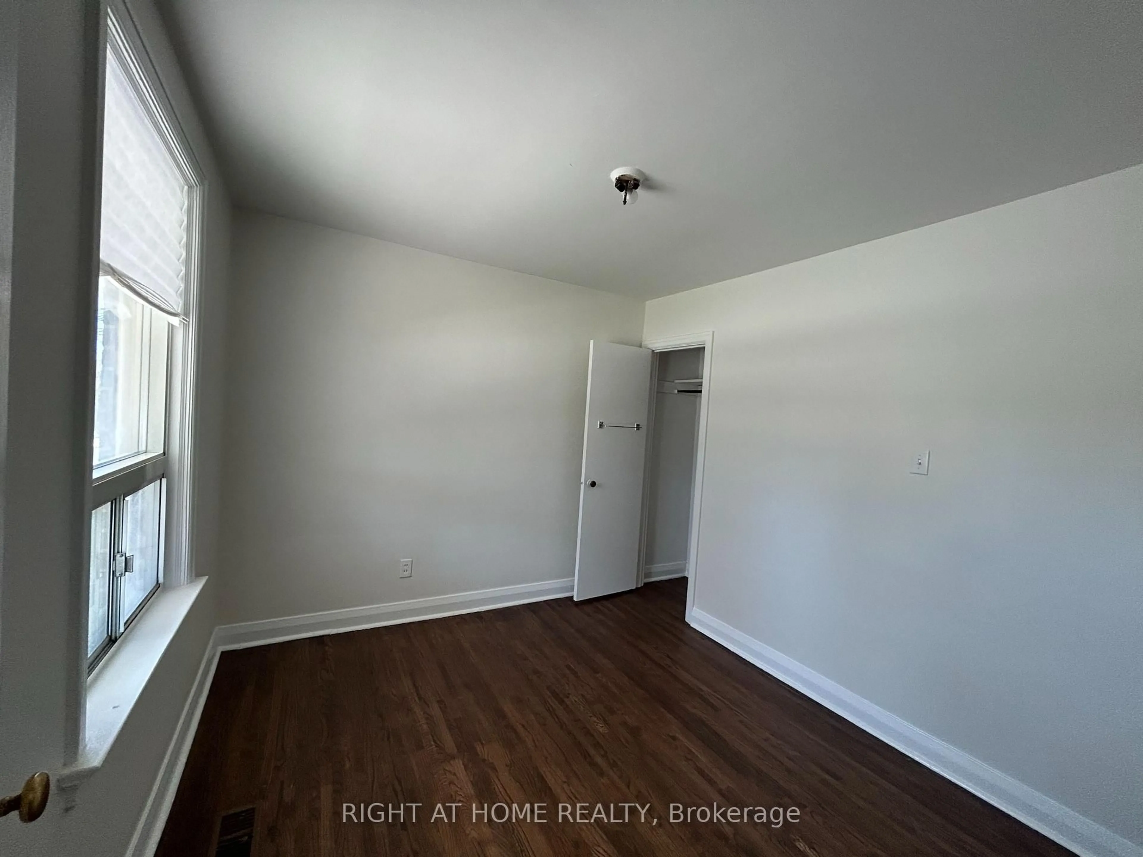 A pic of a room for 50 Moore Park Ave, Toronto Ontario M2M 1M9