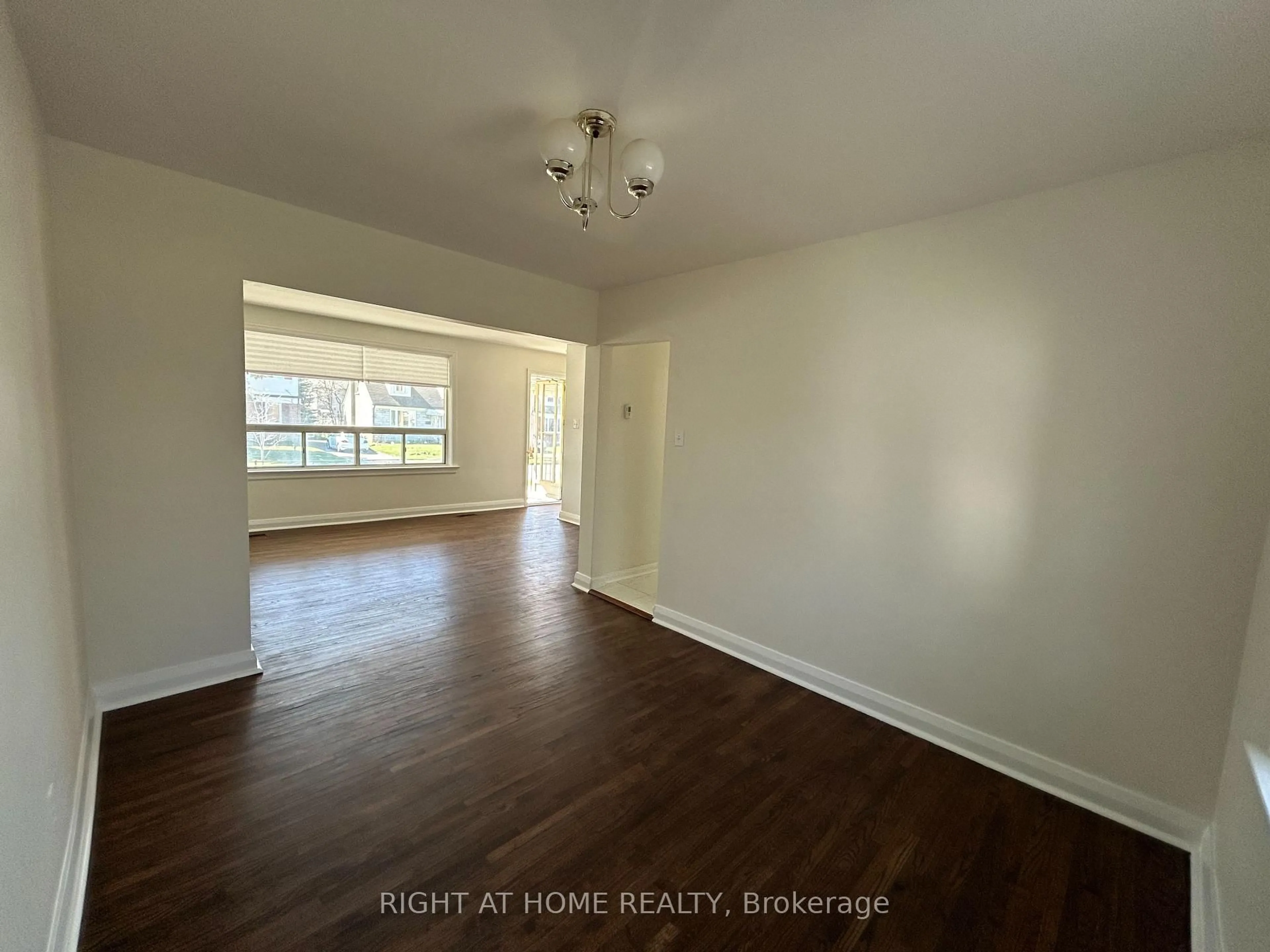 A pic of a room for 50 Moore Park Ave, Toronto Ontario M2M 1M9