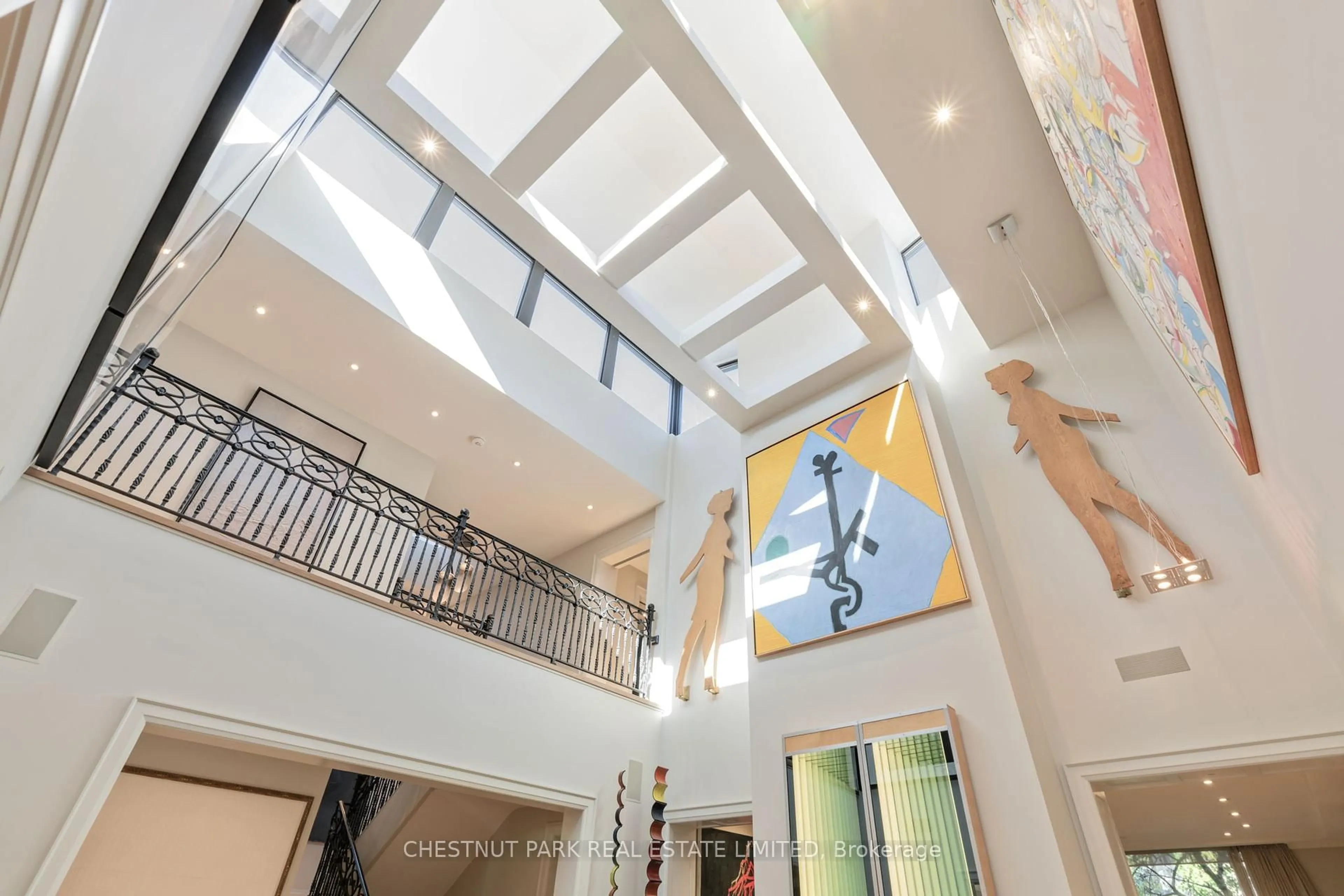 Indoor foyer for 84 Oriole Rd, Toronto Ontario M4V 2G1