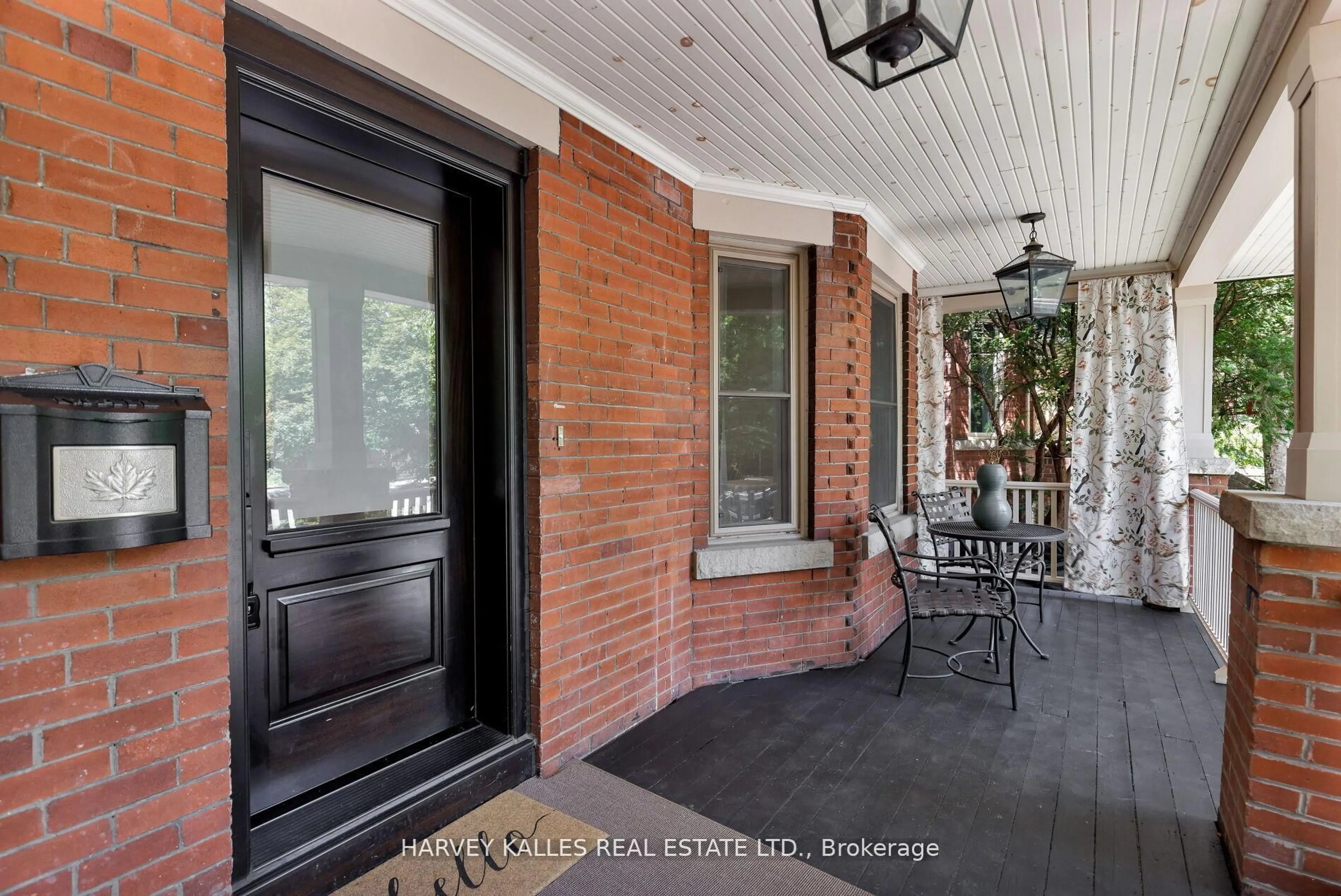 Indoor entryway for 8 Edgewood Cres, Toronto Ontario M4W 3A9