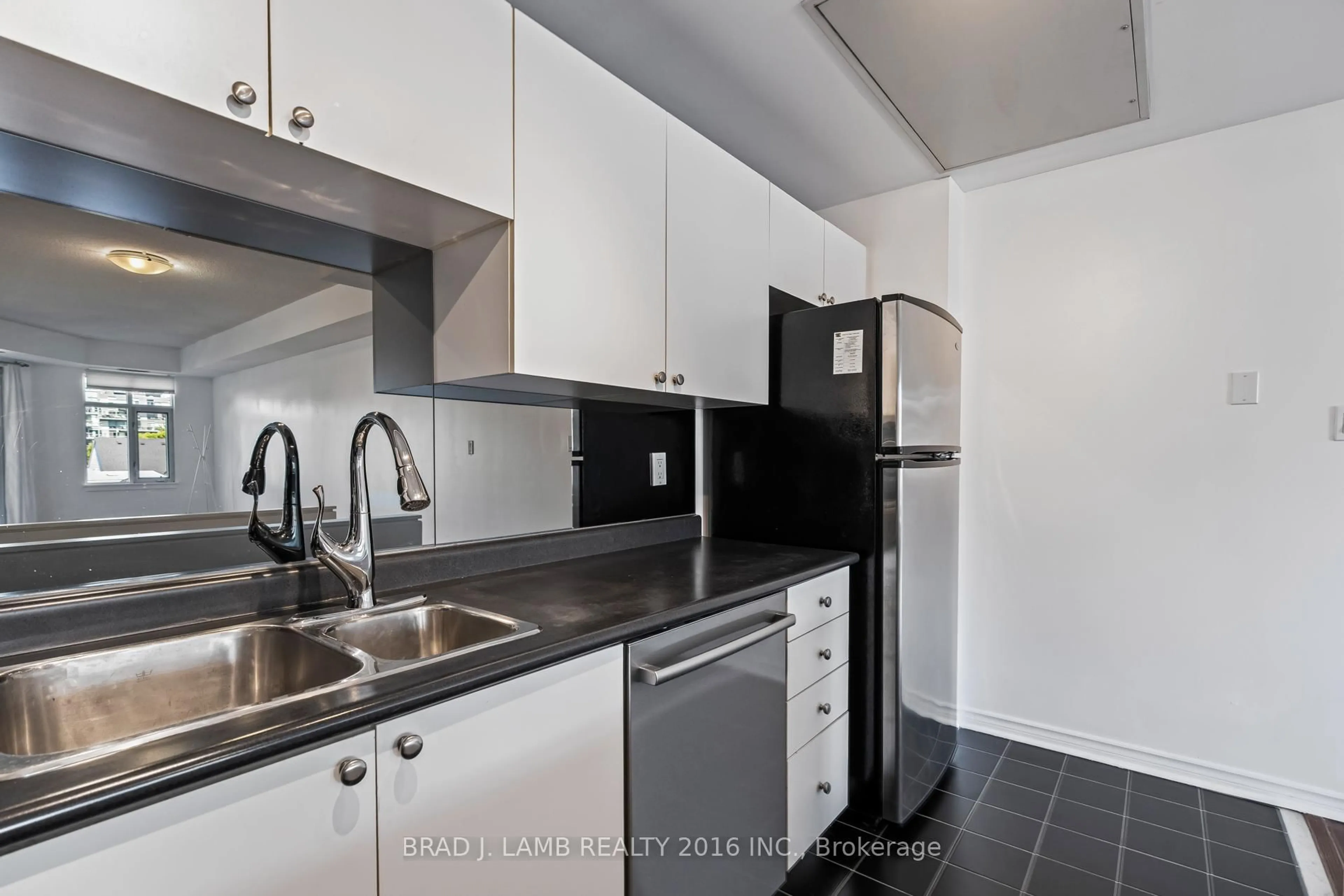 Standard kitchen, unknown for 550 Front St #428, Toronto Ontario M5V 3N5