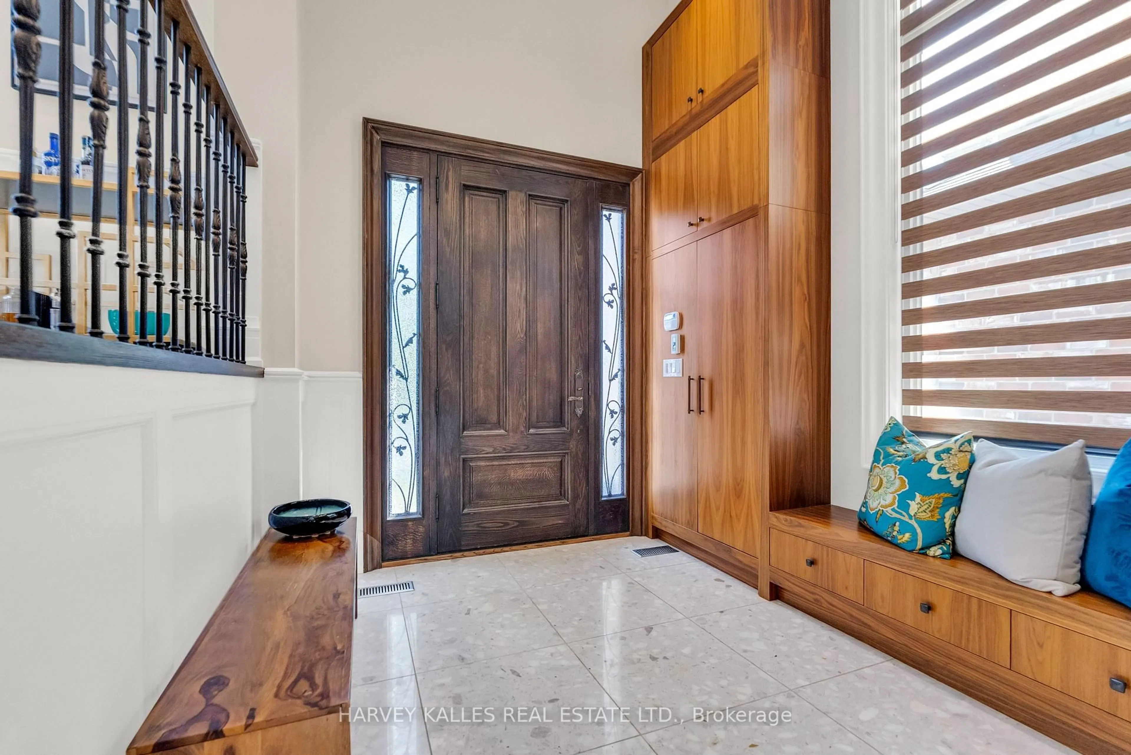 Indoor foyer for 292 Johnston Ave, Toronto Ontario M2N 1H6
