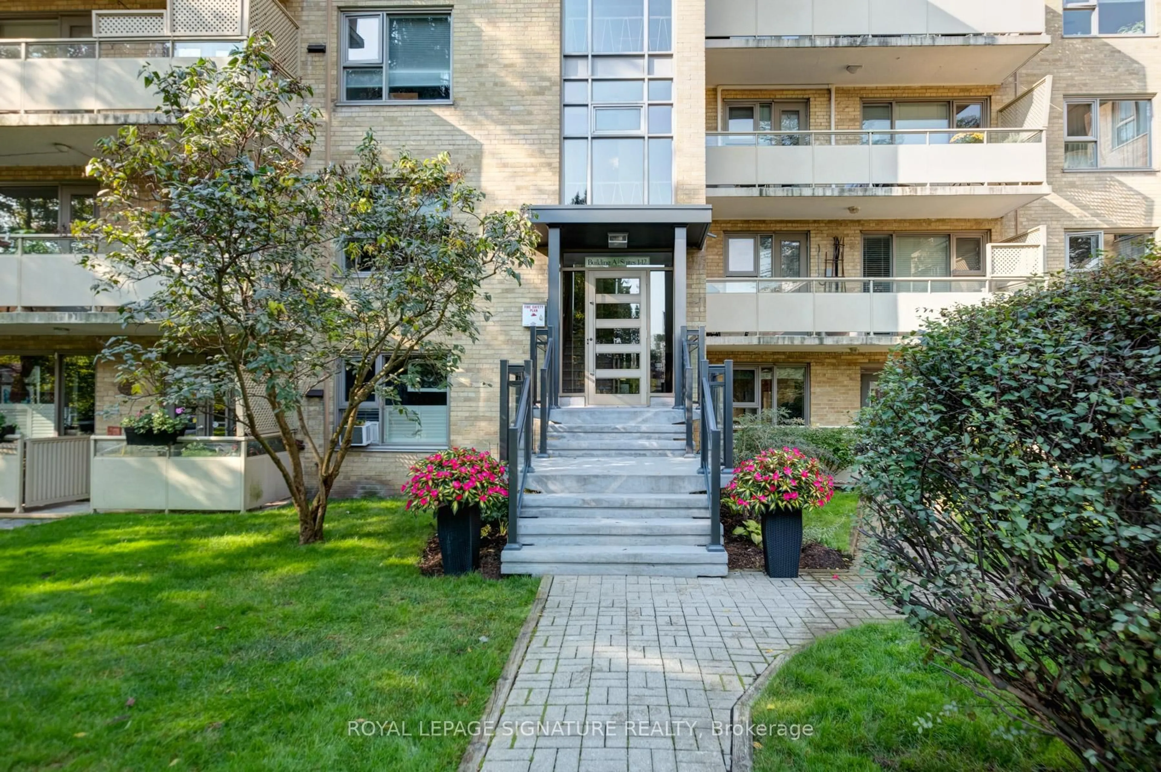 Patio, street for 8 Corinth Gdns #3, Toronto Ontario M4P 2N5