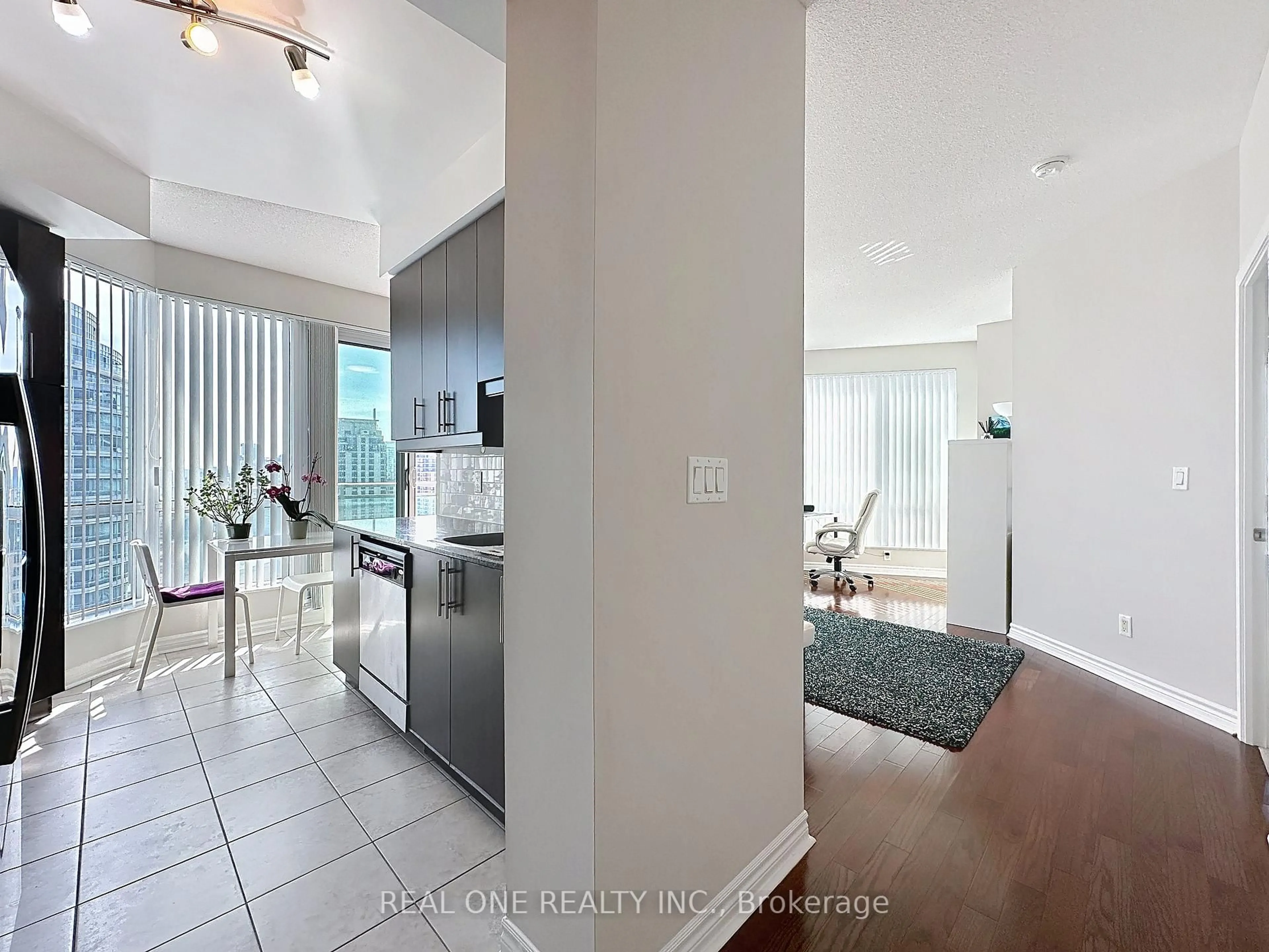 Indoor entryway for 18 Holmes Ave #2205, Toronto Ontario M2N 0E1