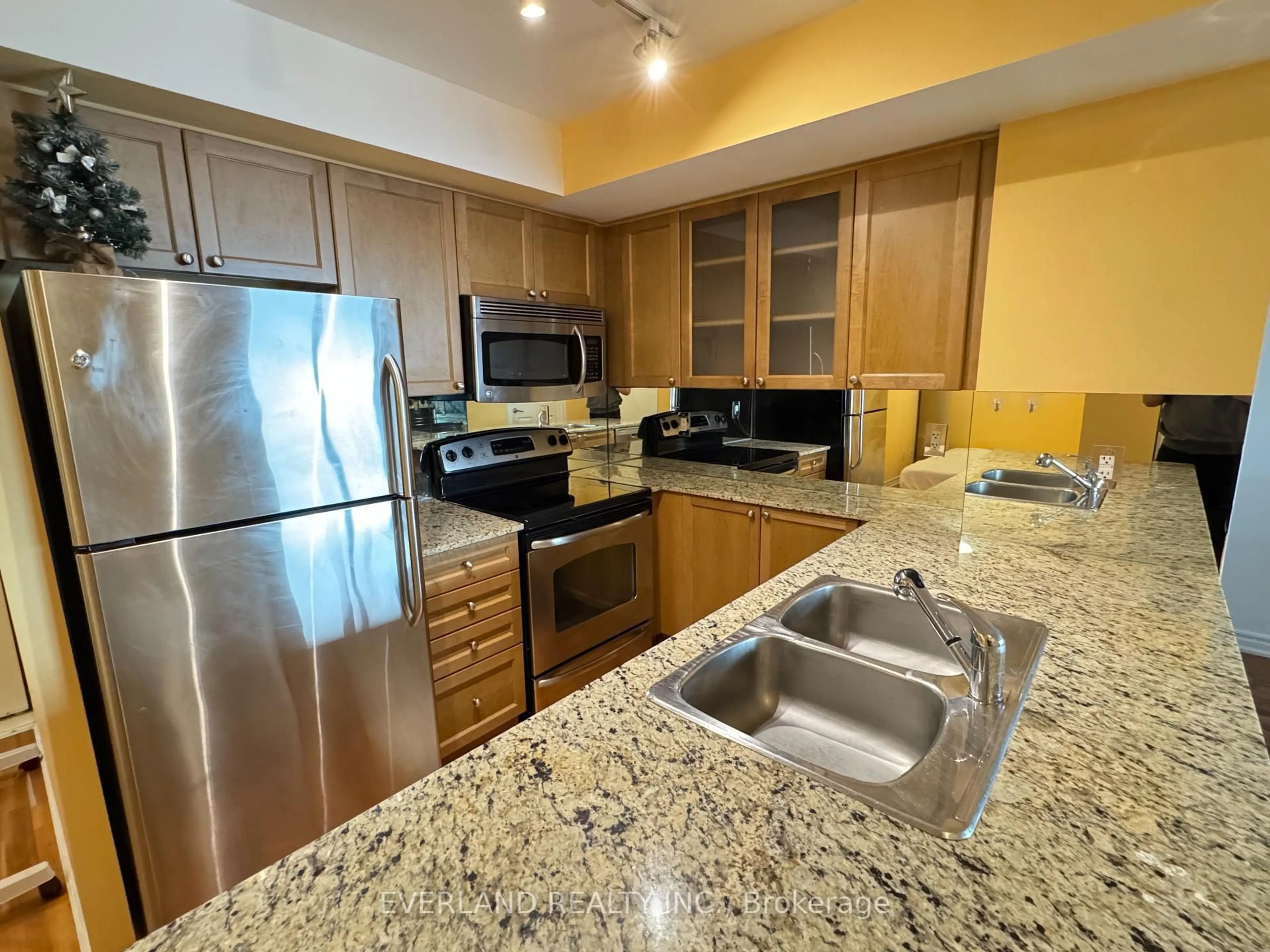 Standard kitchen, ceramic/tile floor for 761 Bay St #3009, Toronto Ontario M5G 2R2