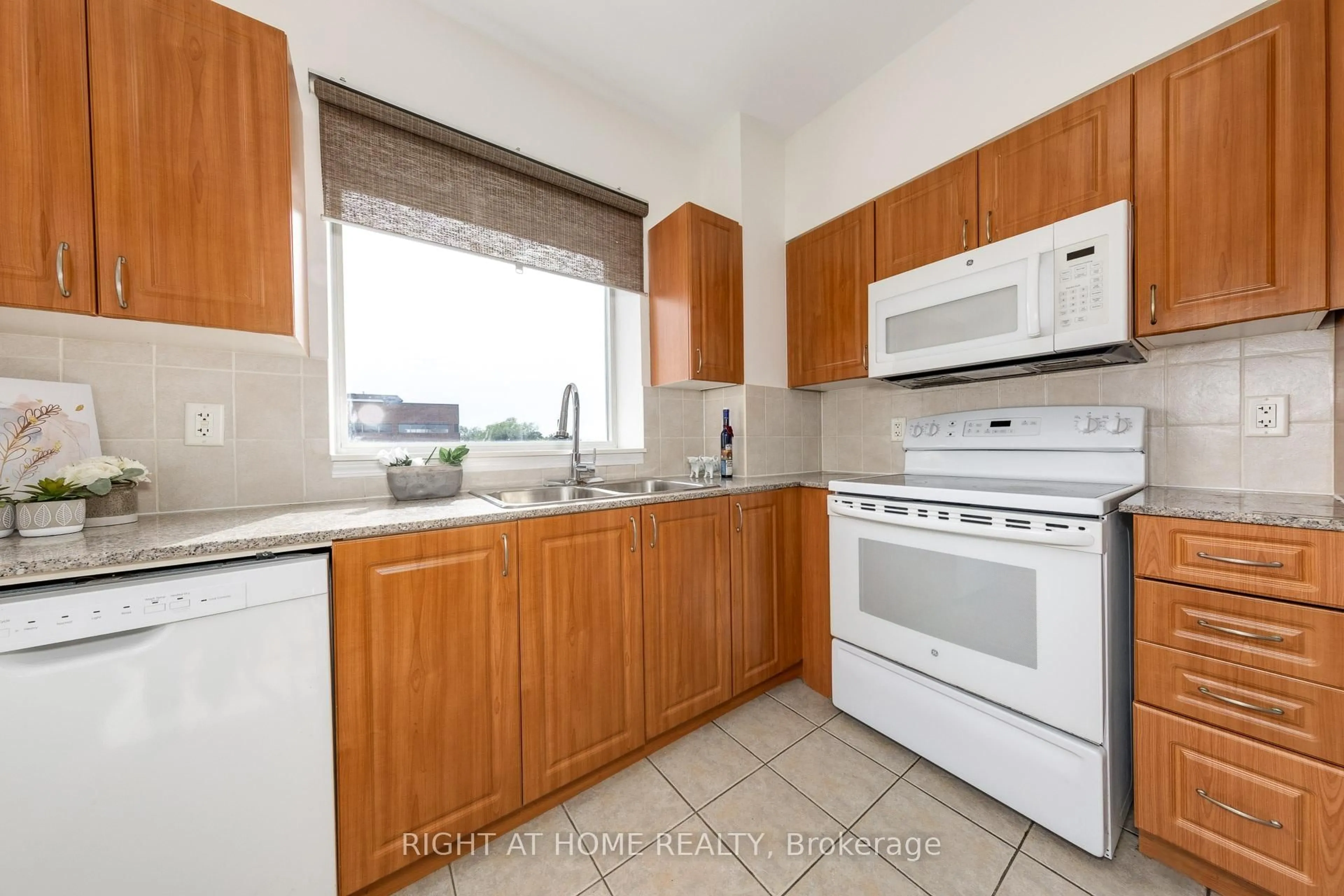 Standard kitchen, unknown for 5940 Yonge St #Ph3, Toronto Ontario M2M 4M6