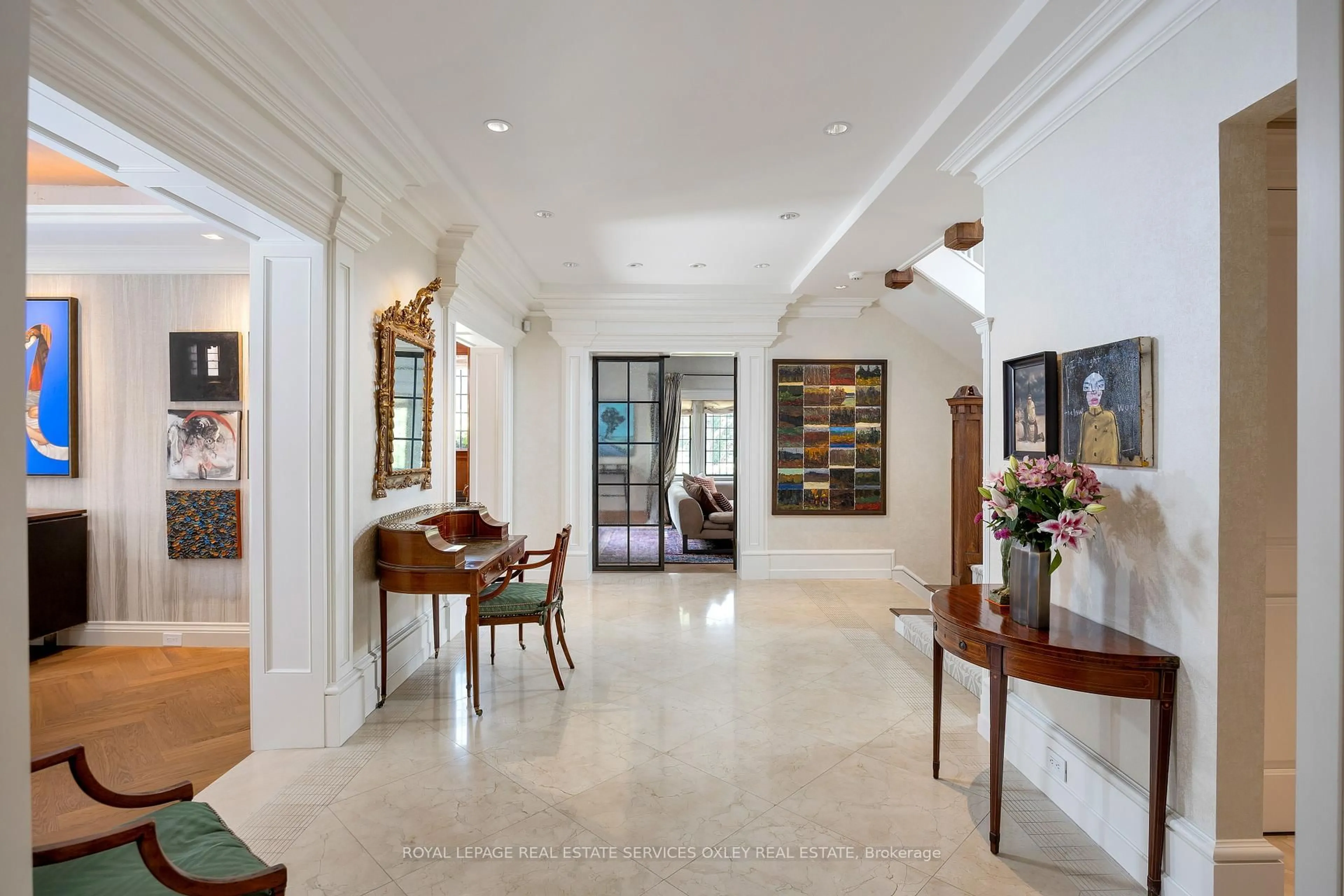 Indoor foyer for 5 Thornwood Rd, Toronto Ontario M4W 2R8