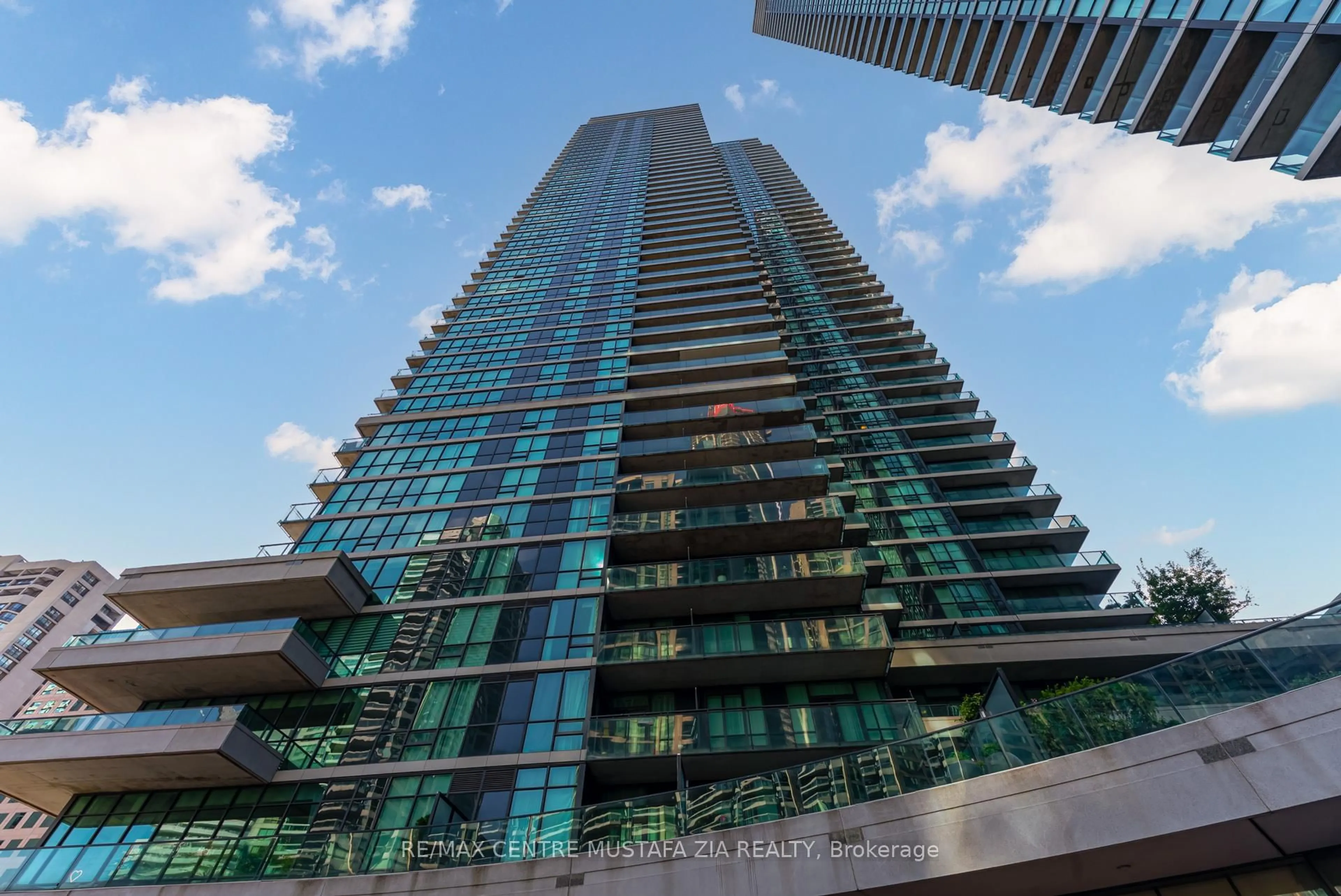 Indoor foyer for 33 Bay St #4110, Toronto Ontario M5J 2Z3