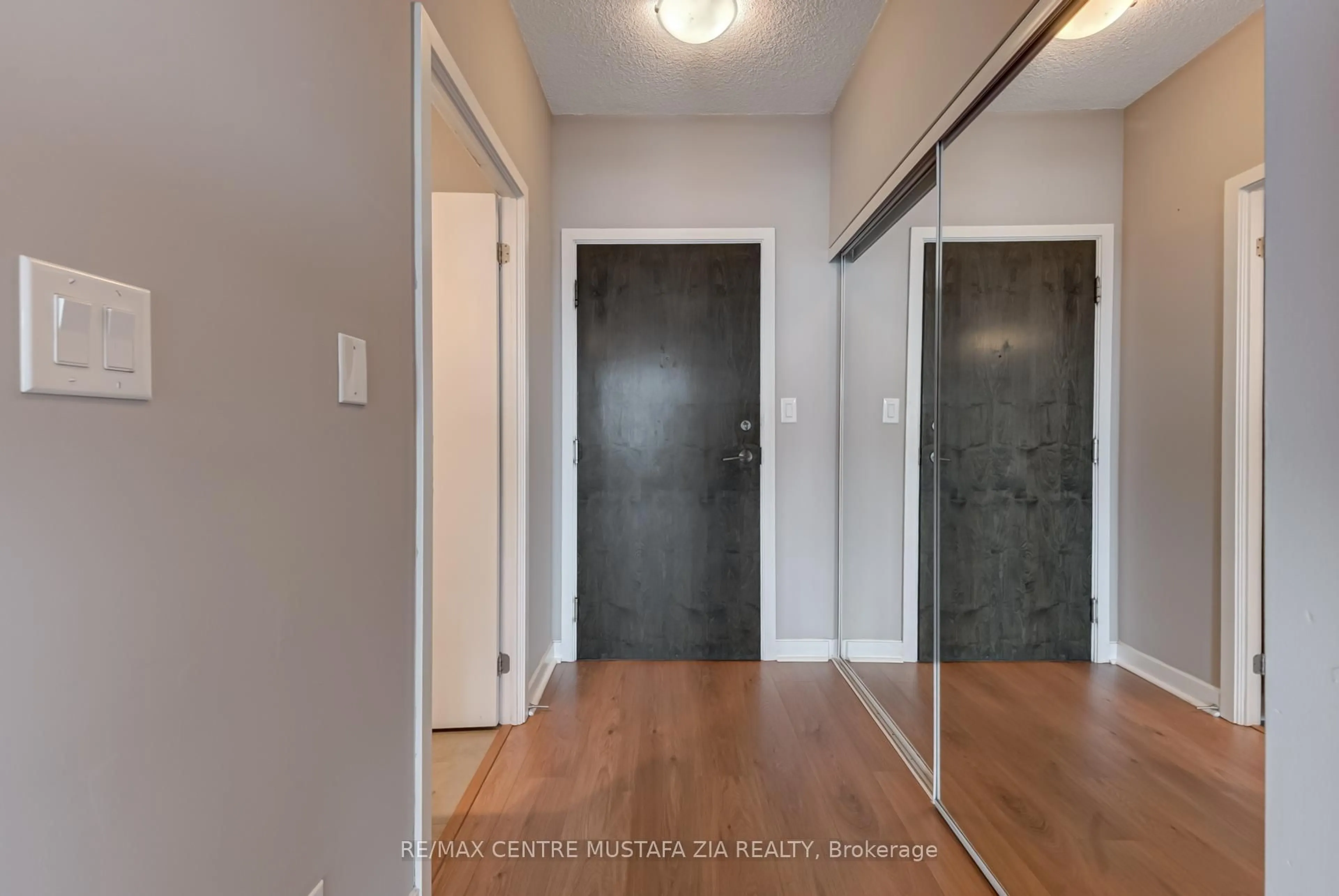 Indoor entryway for 33 Bay St #4110, Toronto Ontario M5J 2Z3