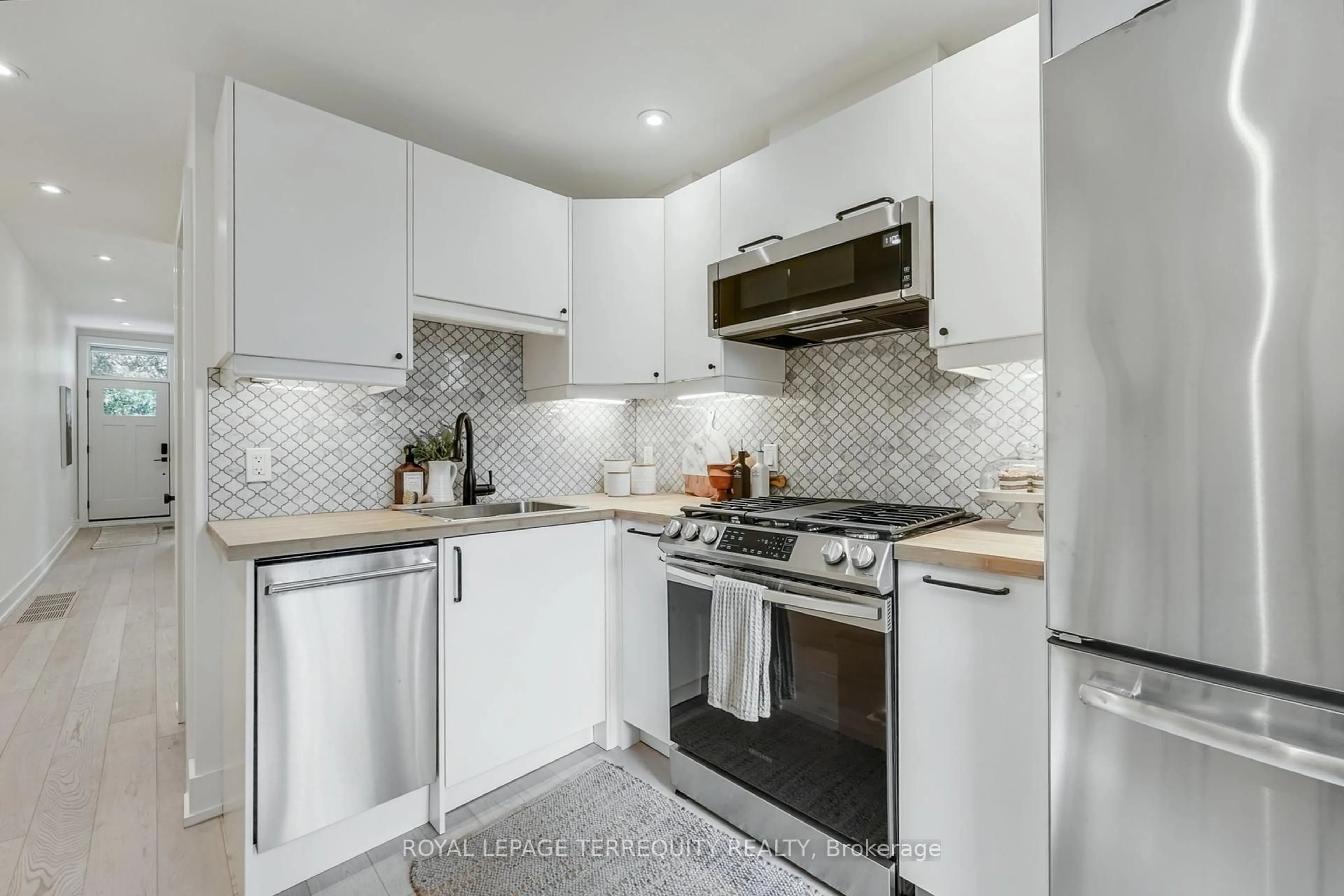 Standard kitchen, ceramic/tile floor for 2 Glasgow St, Toronto Ontario M5T 2B9
