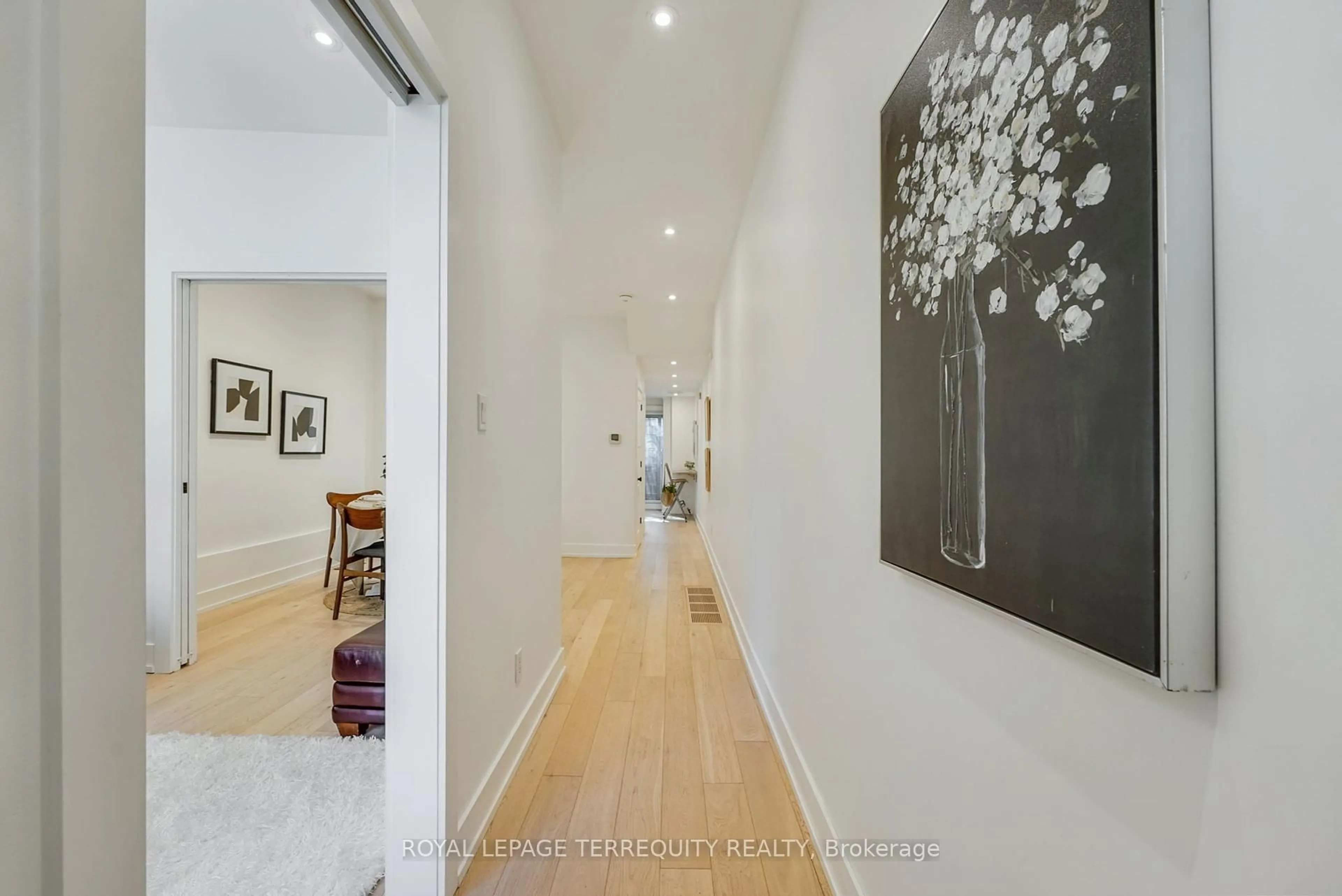 Indoor foyer for 2 Glasgow St, Toronto Ontario M5T 2B9