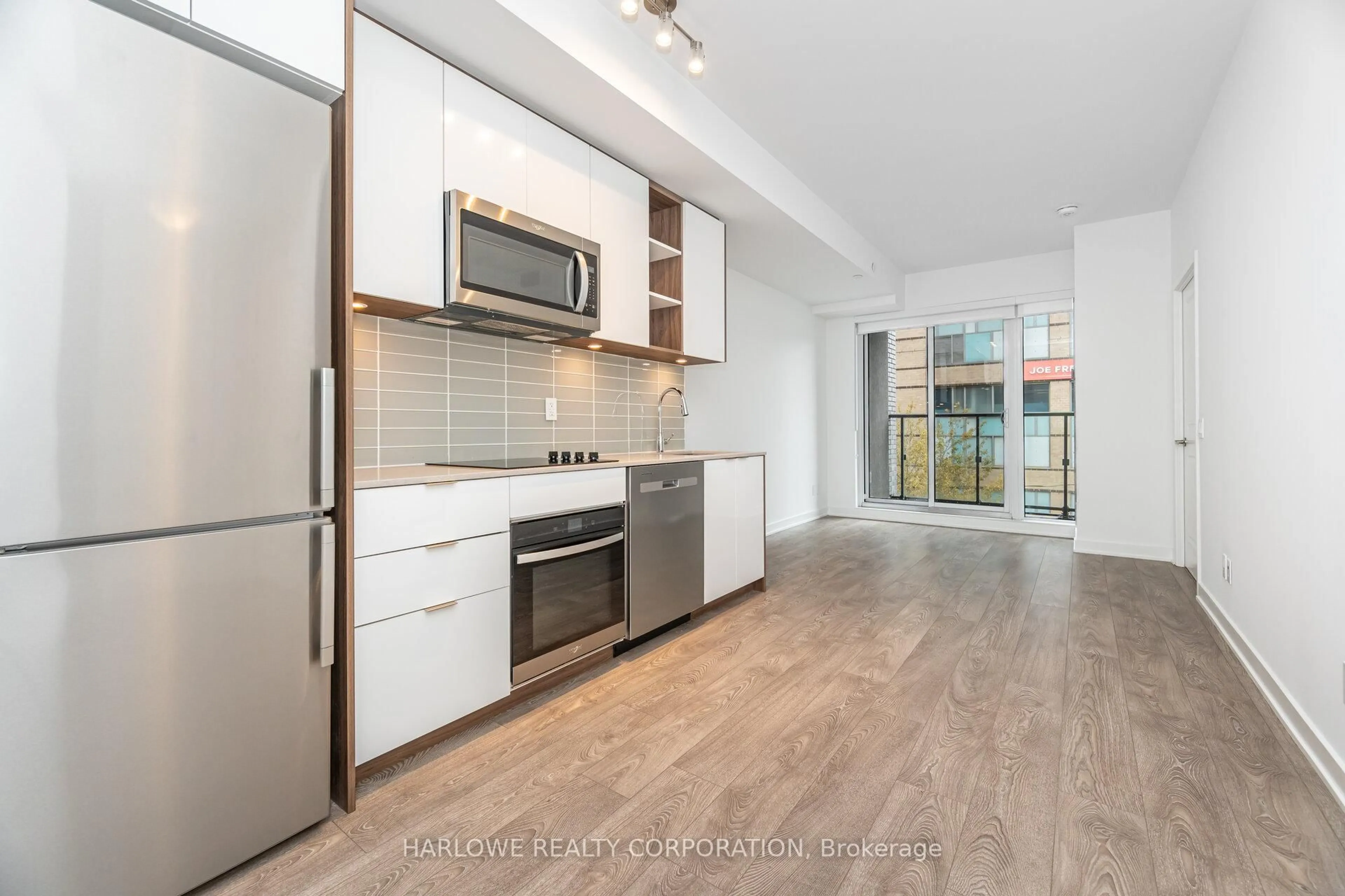 Open concept kitchen, ceramic/tile floor for 543 Richmond St #310, Toronto Ontario M5V 0W9