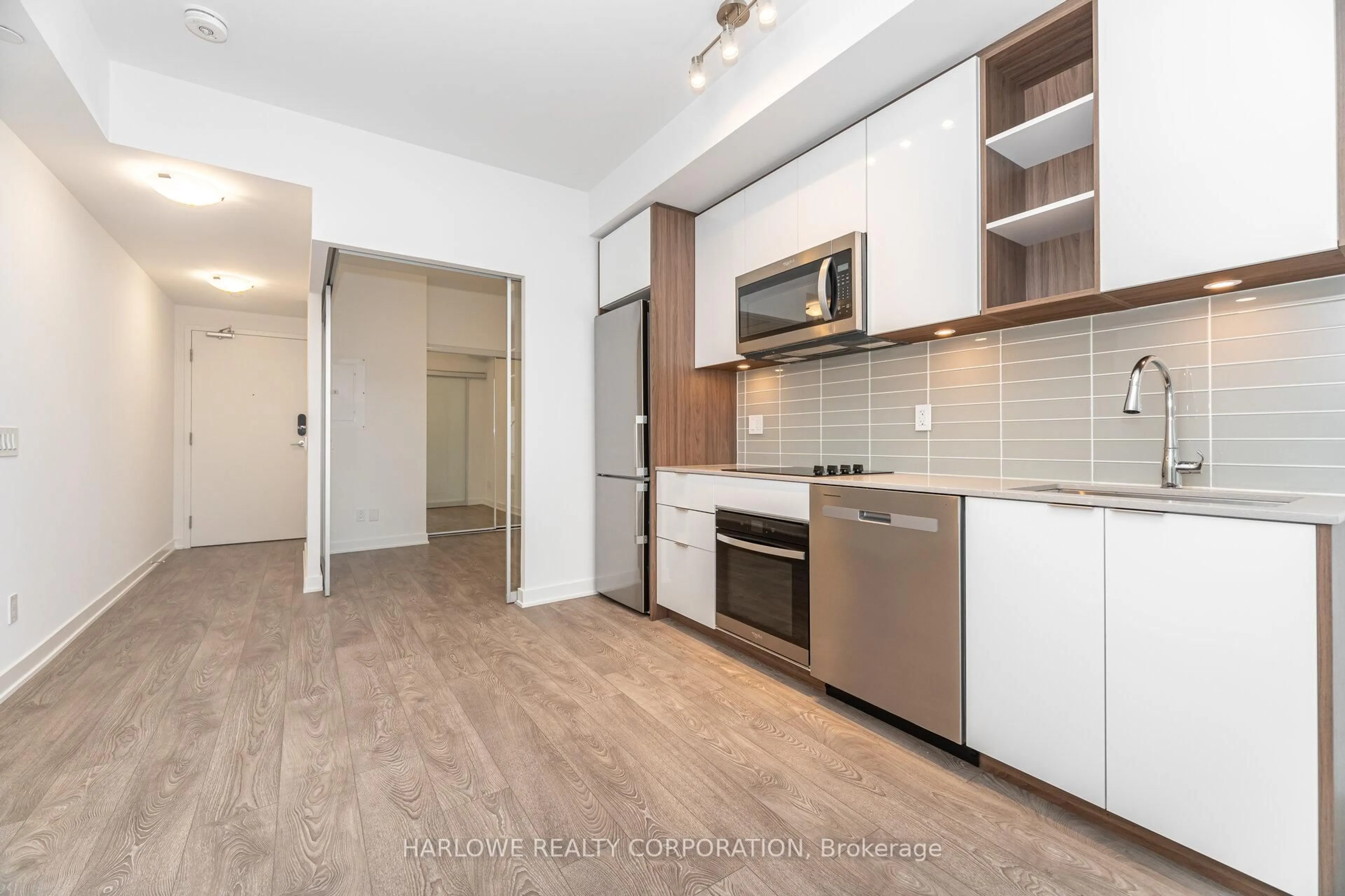 Standard kitchen, unknown for 543 Richmond St #310, Toronto Ontario M5V 0W9
