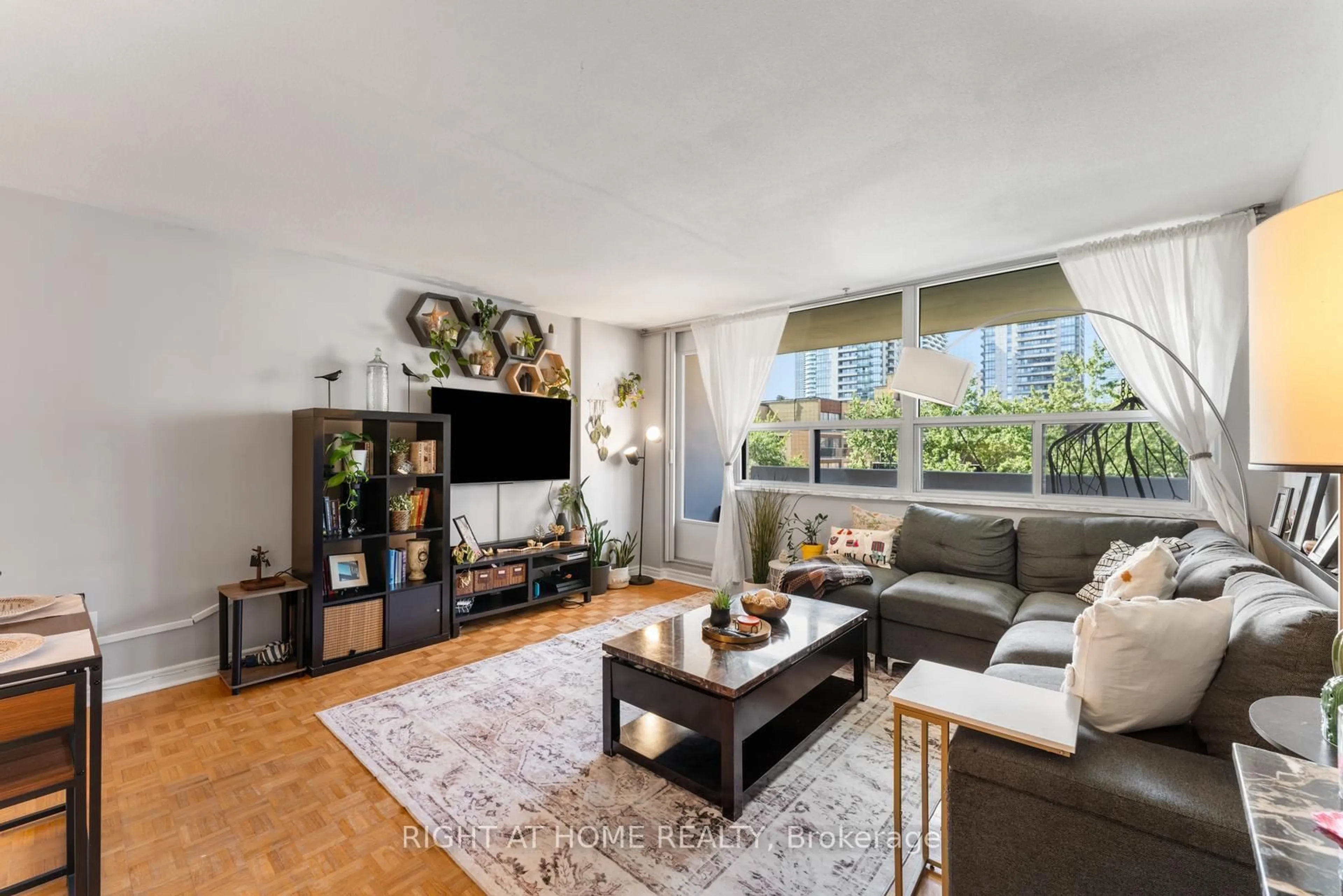 Living room with furniture, unknown for 40 Homewood Ave #817, Toronto Ontario M4Y 2K2