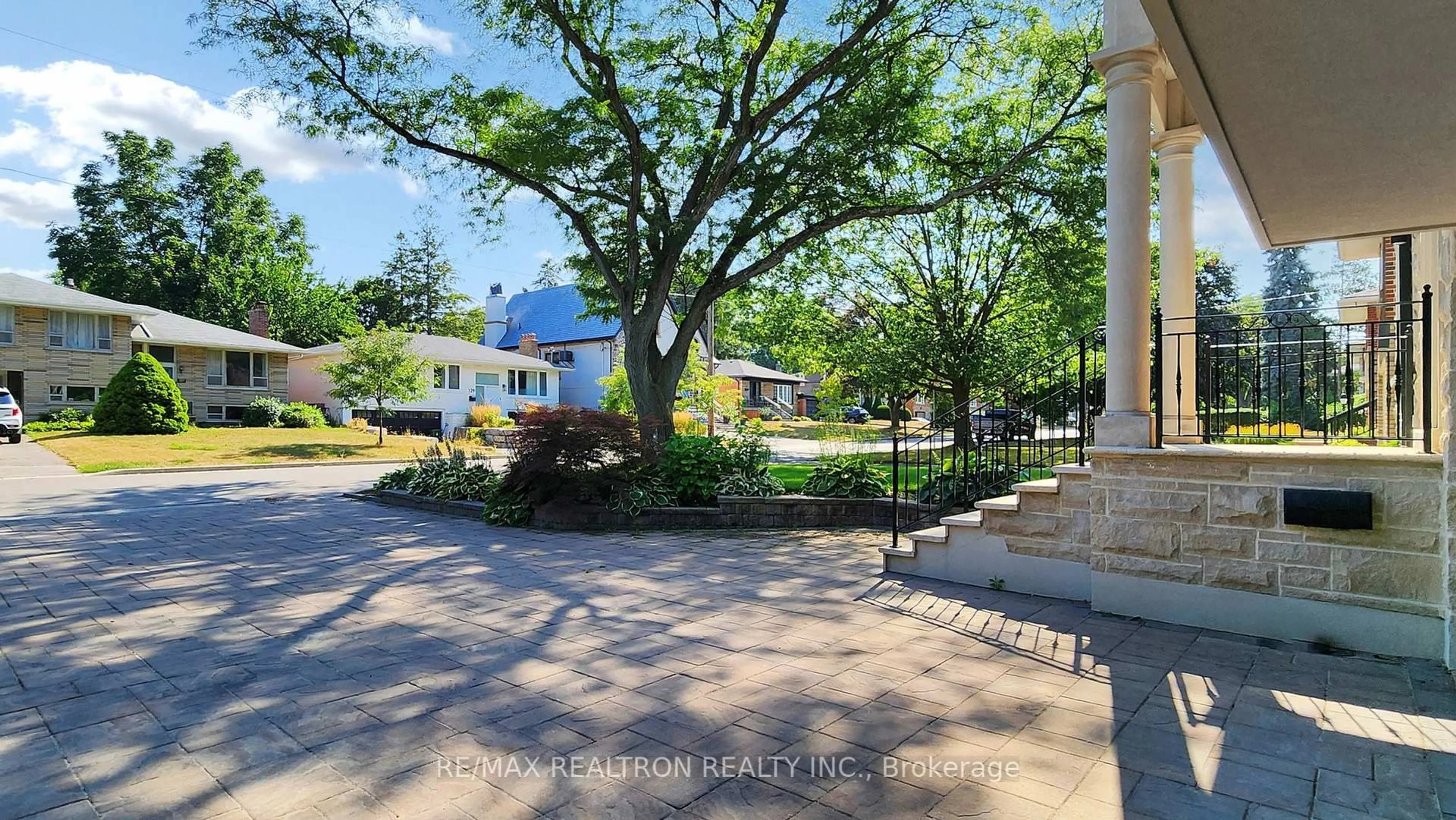 A pic from outside/outdoor area/front of a property/back of a property/a pic from drone, street for 128 Betty Ann Dr, Toronto Ontario M2N 1X4