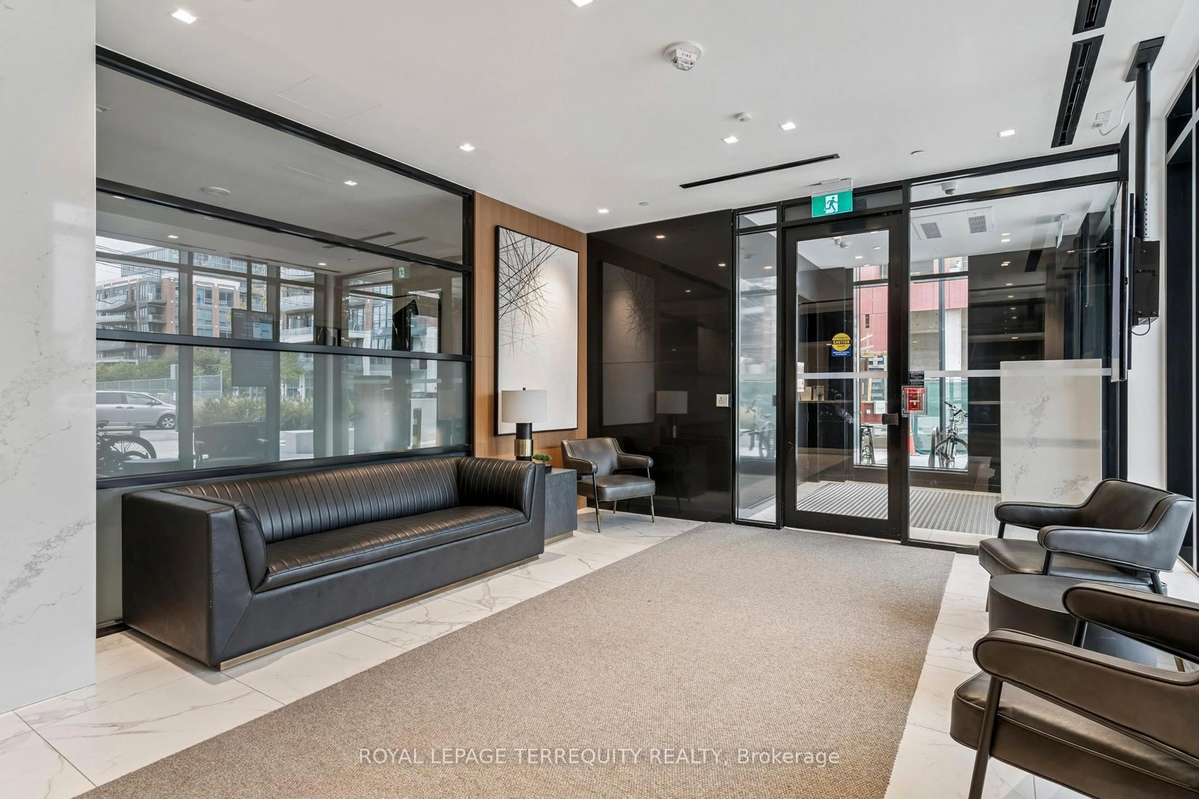 Indoor foyer for 8 Tippett Rd #809, Toronto Ontario M3H 0E7