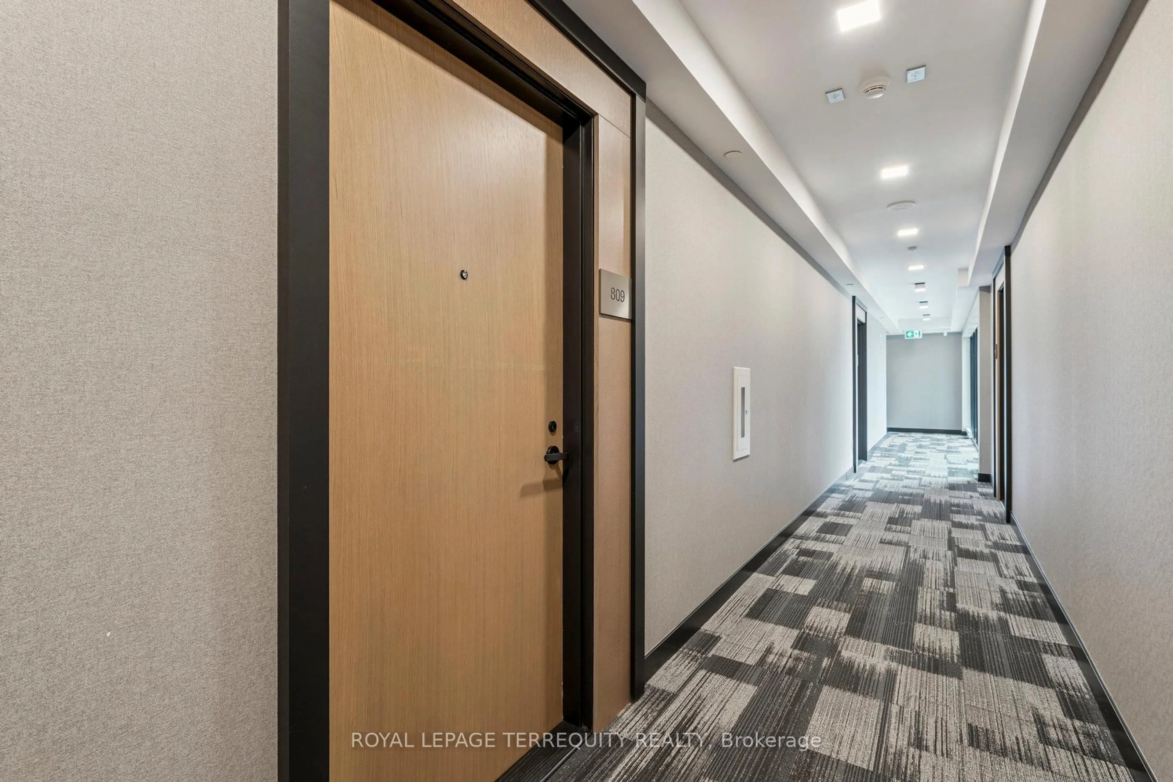 Indoor foyer for 8 Tippett Rd #809, Toronto Ontario M3H 0E7