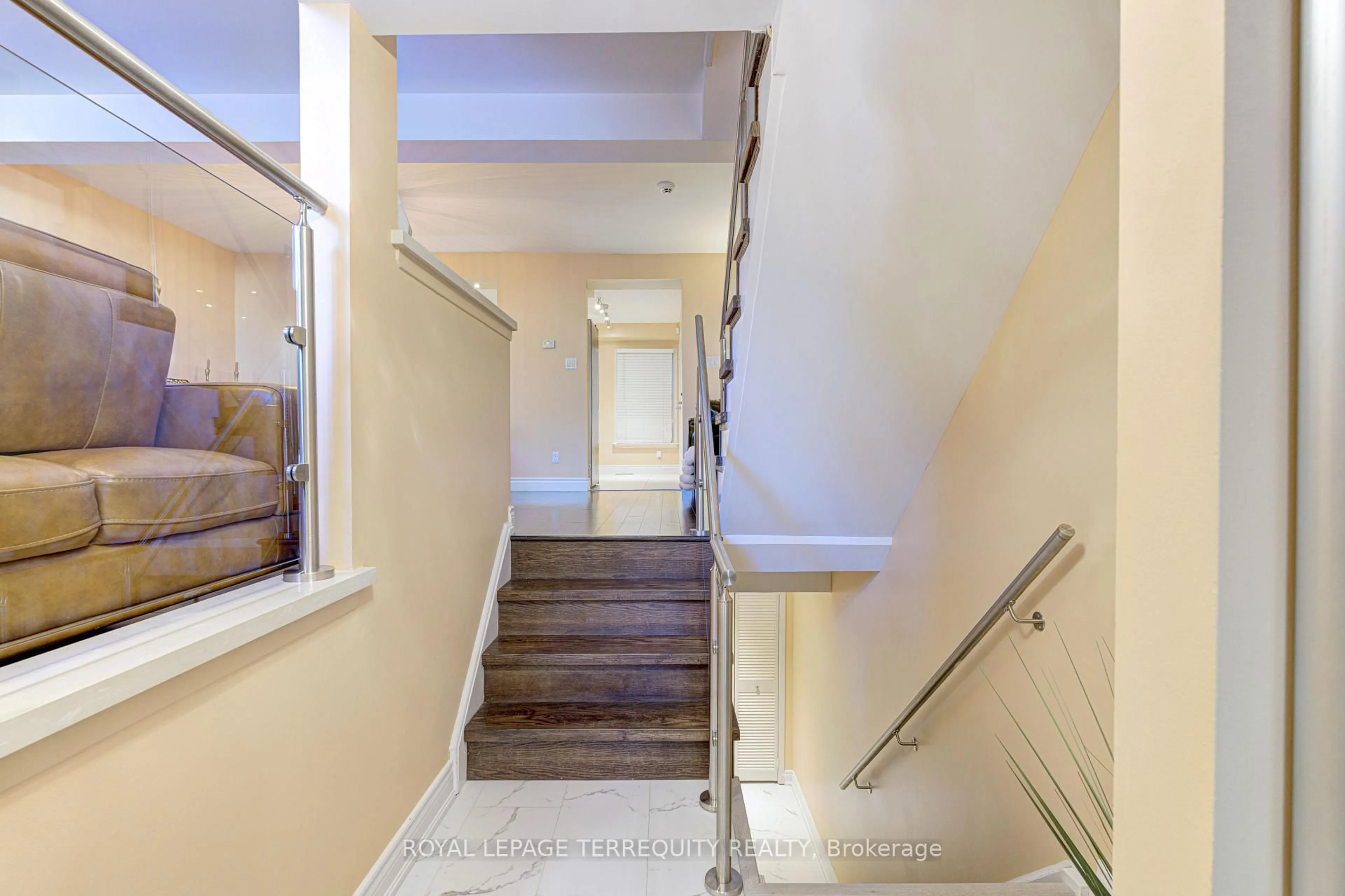 Stairs for 76 English Ivy Way, Toronto Ontario M2H 3M4