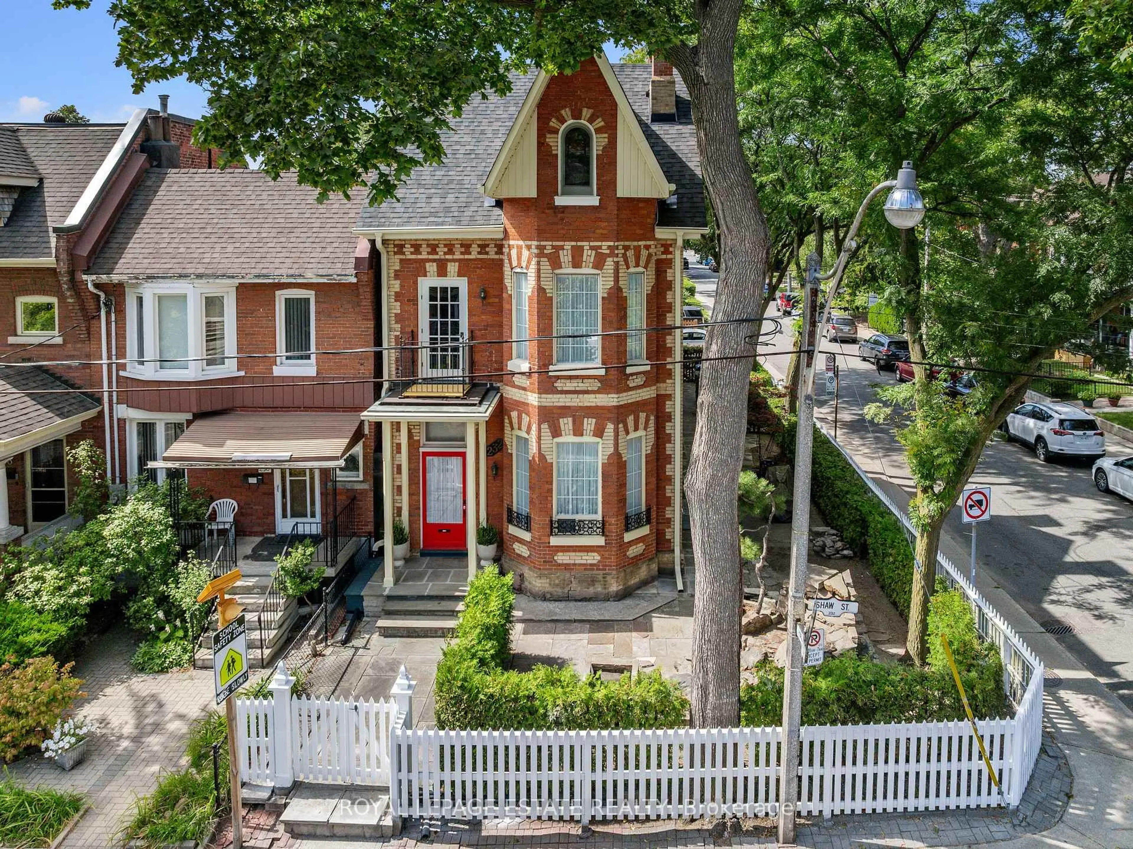 A pic from outside/outdoor area/front of a property/back of a property/a pic from drone, street for 232 Shaw St, Toronto Ontario M6J 2W8