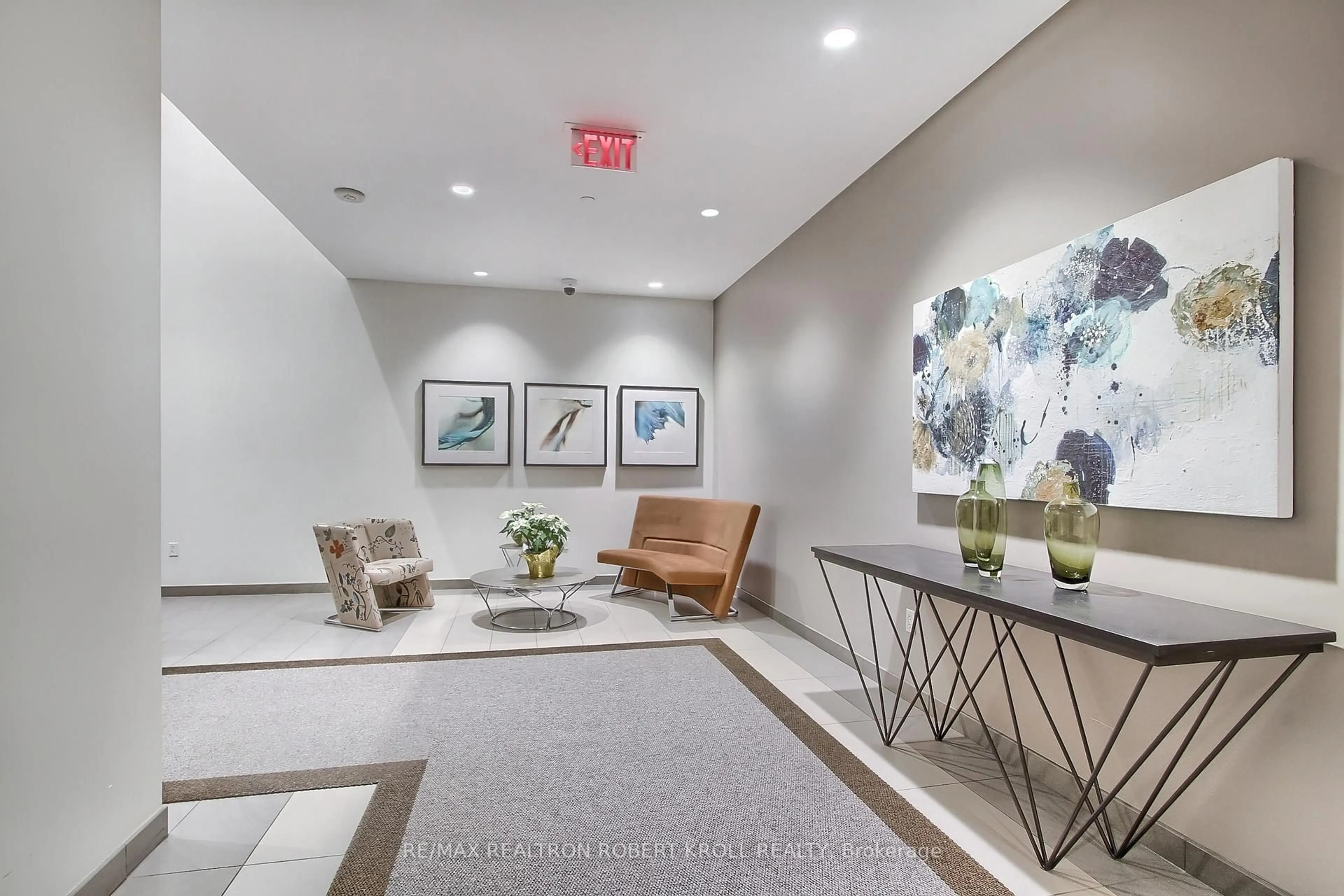 Unknown for 55A Avenue Rd #406, Toronto Ontario M5R 2G3