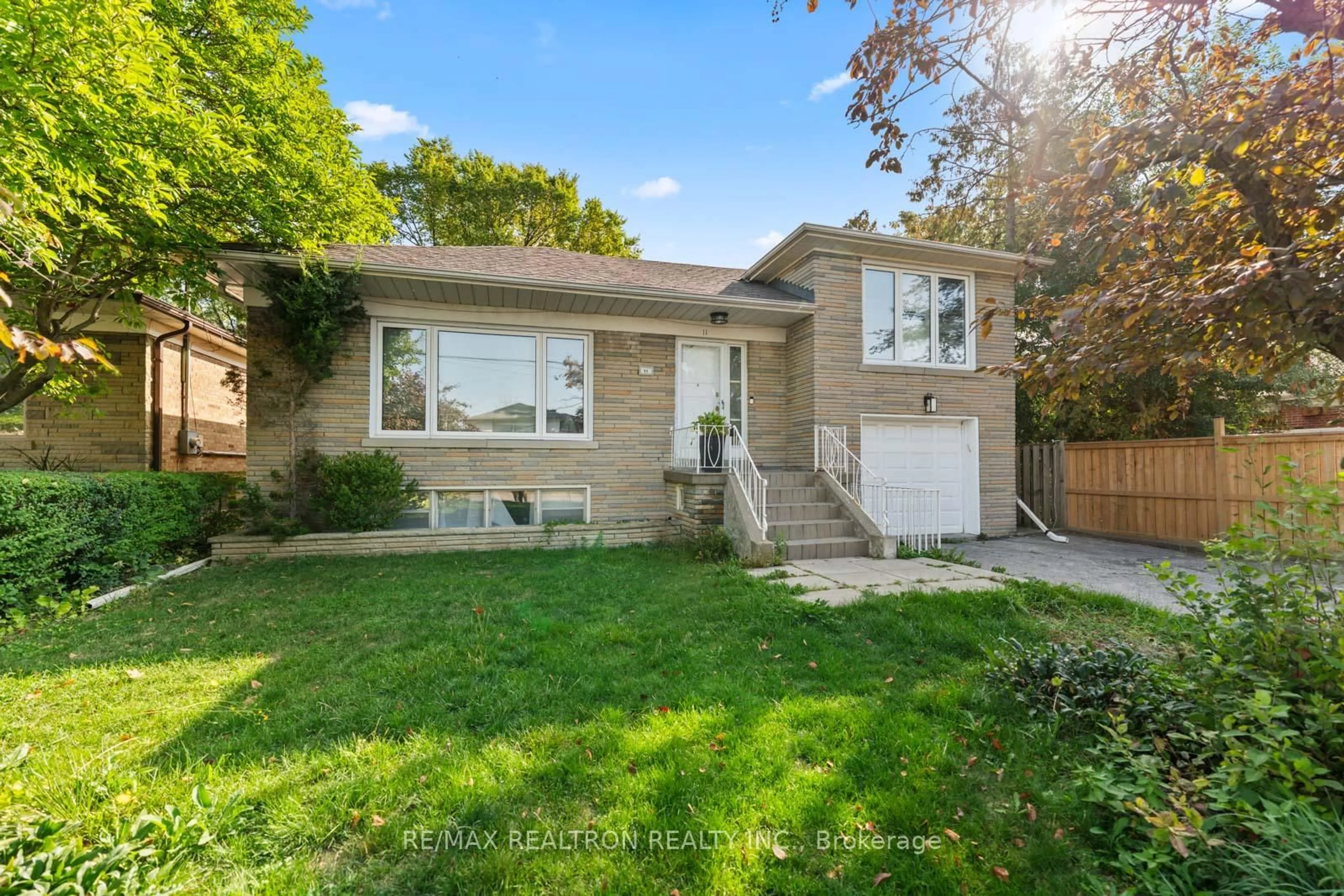 Home with vinyl exterior material, street for 11 Josephine Rd, Toronto Ontario M3H 3G3