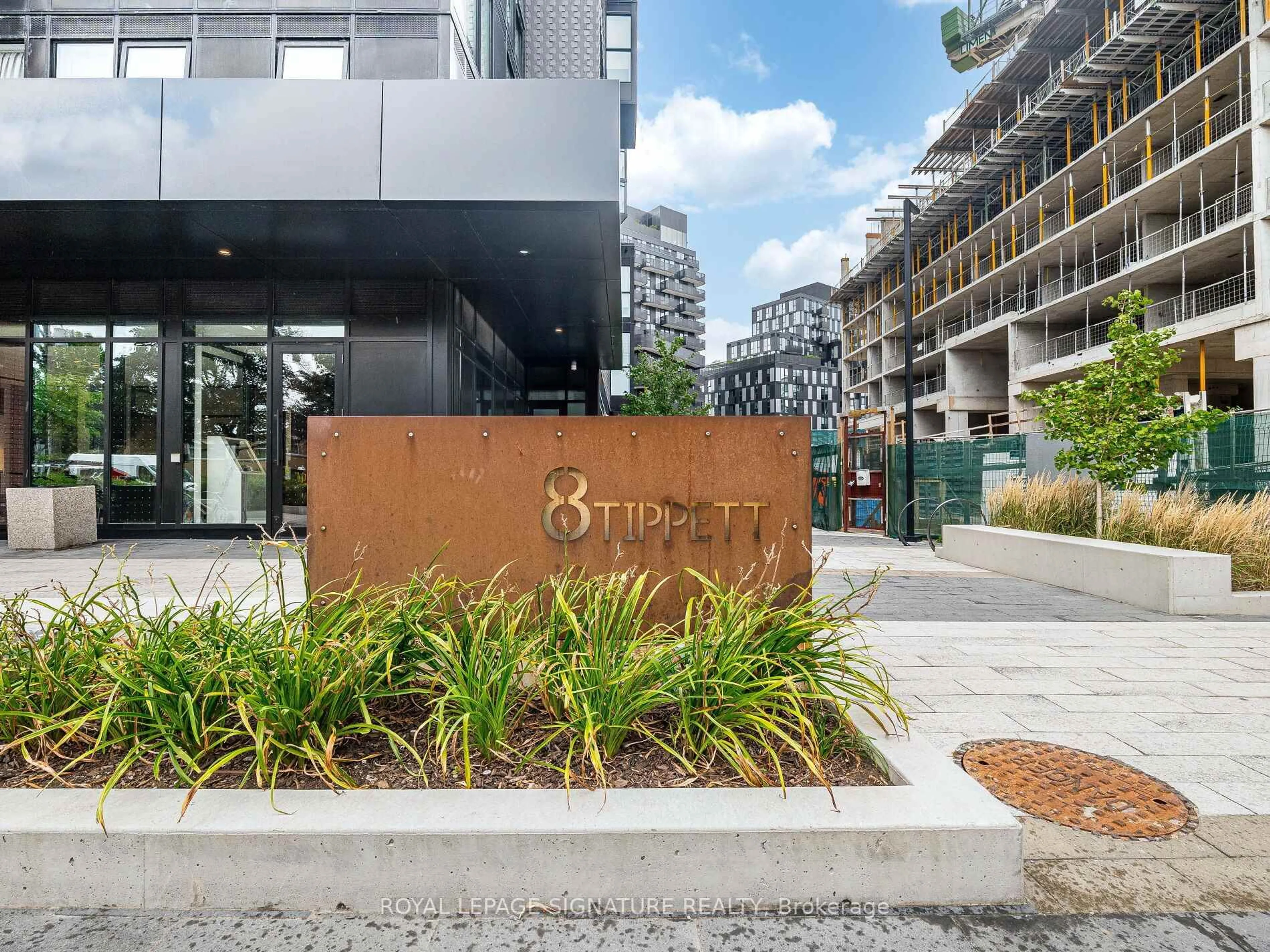 Indoor foyer for 8 Tippett Rd #525, Toronto Ontario M3H 0E7