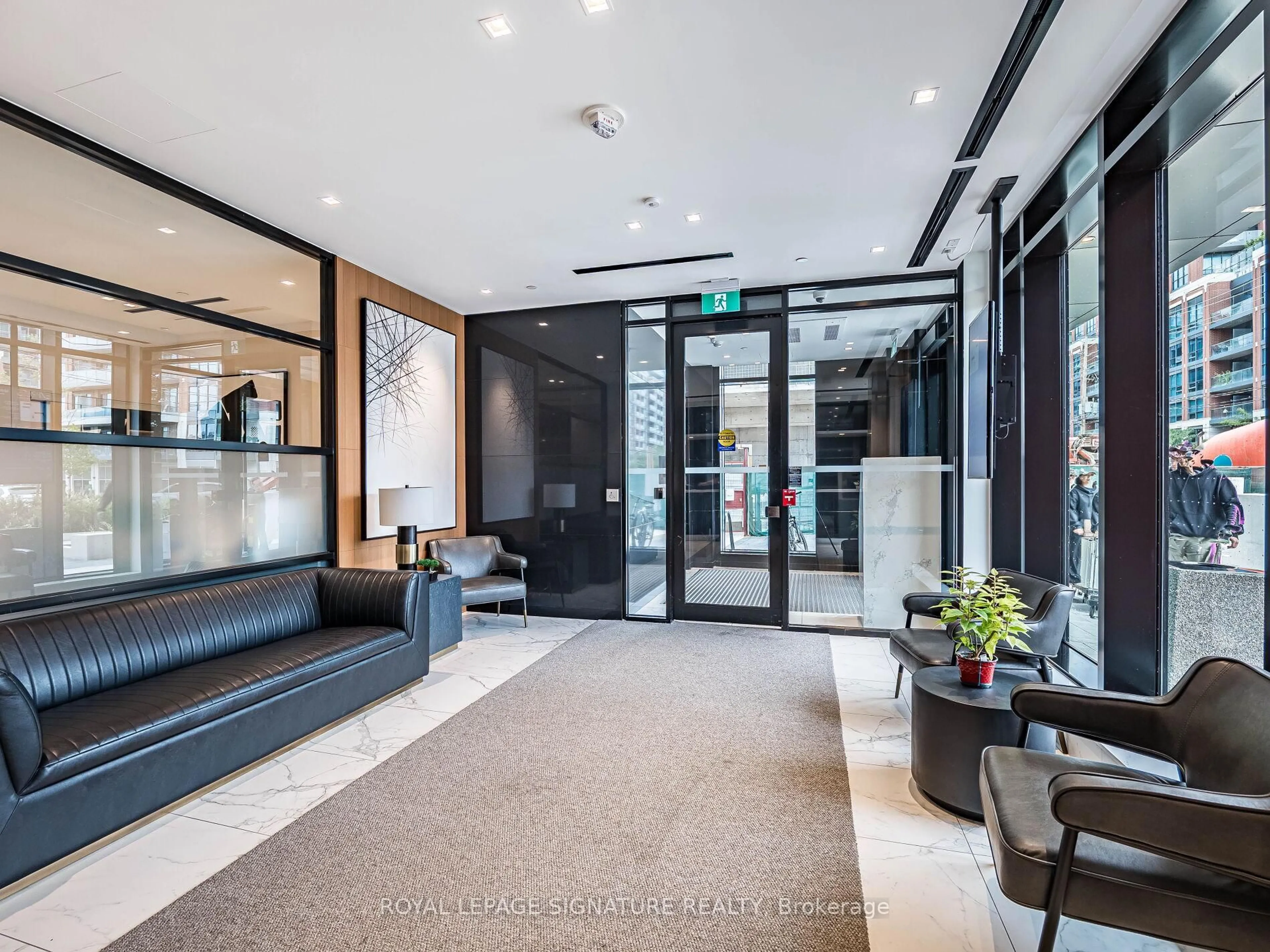 Indoor foyer for 8 Tippett Rd #525, Toronto Ontario M3H 0E7