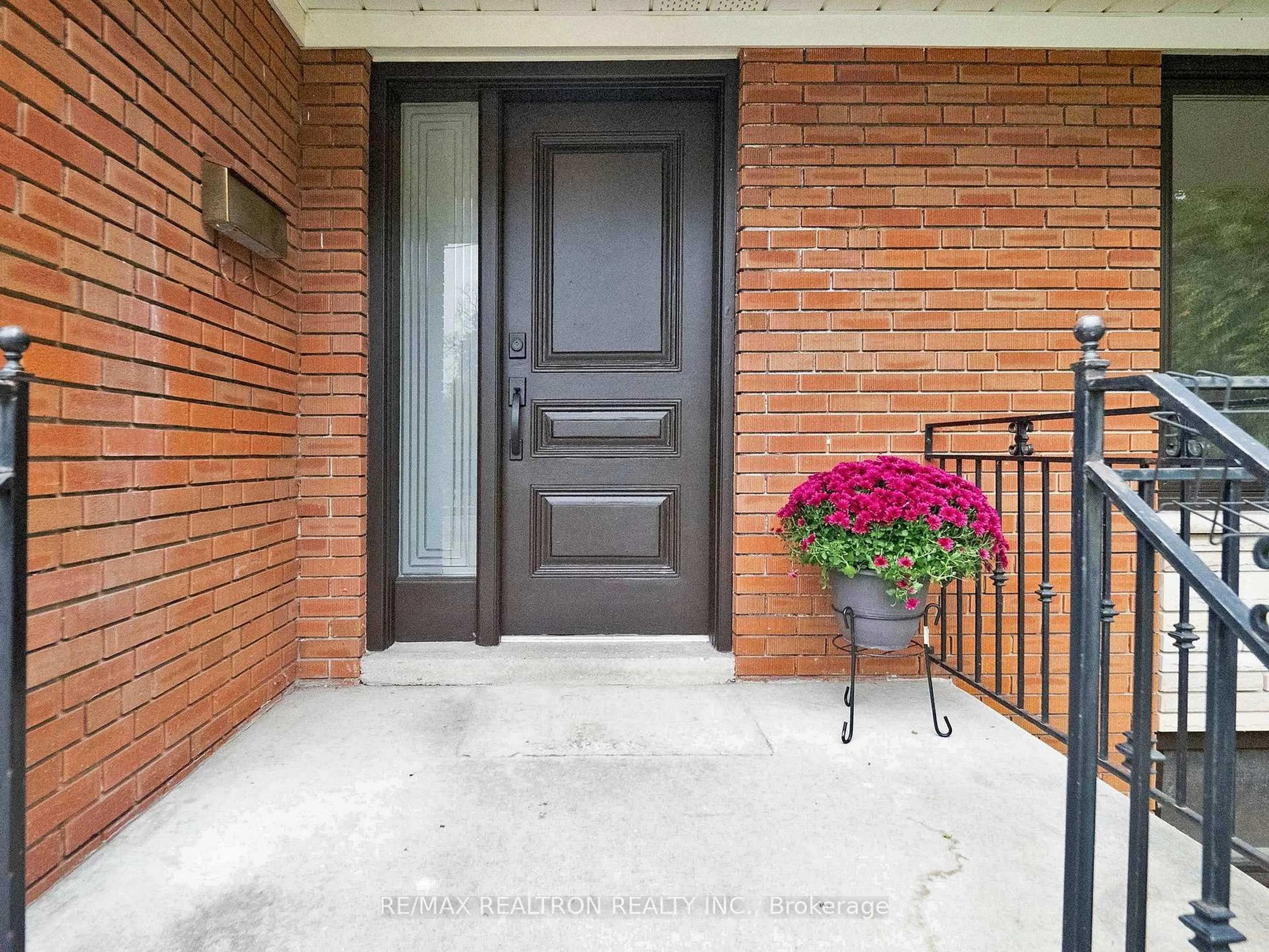Indoor entryway for 52 Wynn Rd, Toronto Ontario M2R 1S9