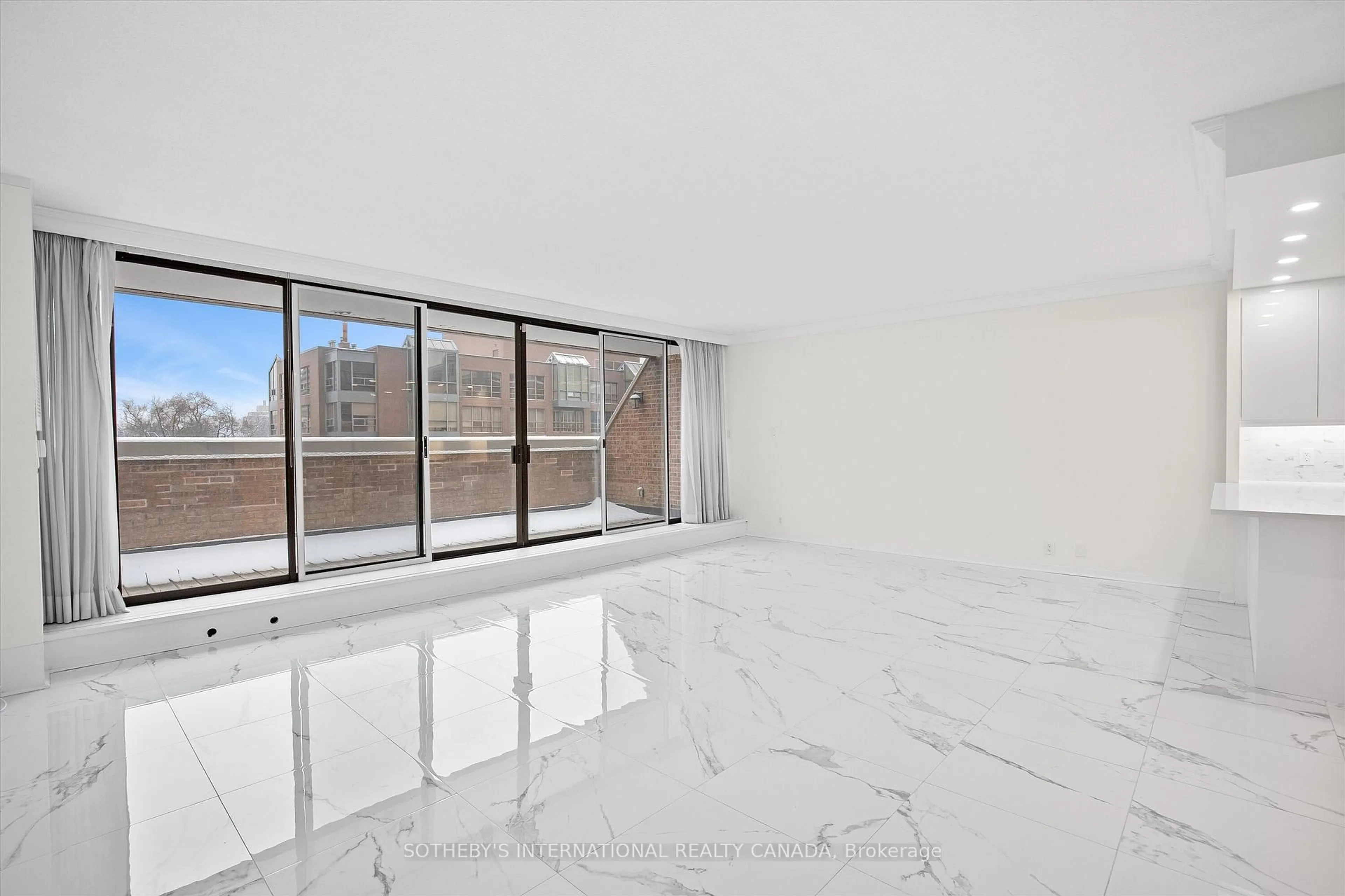 Indoor foyer for 55A Avenue Rd #408, Toronto Ontario M5A 2G3
