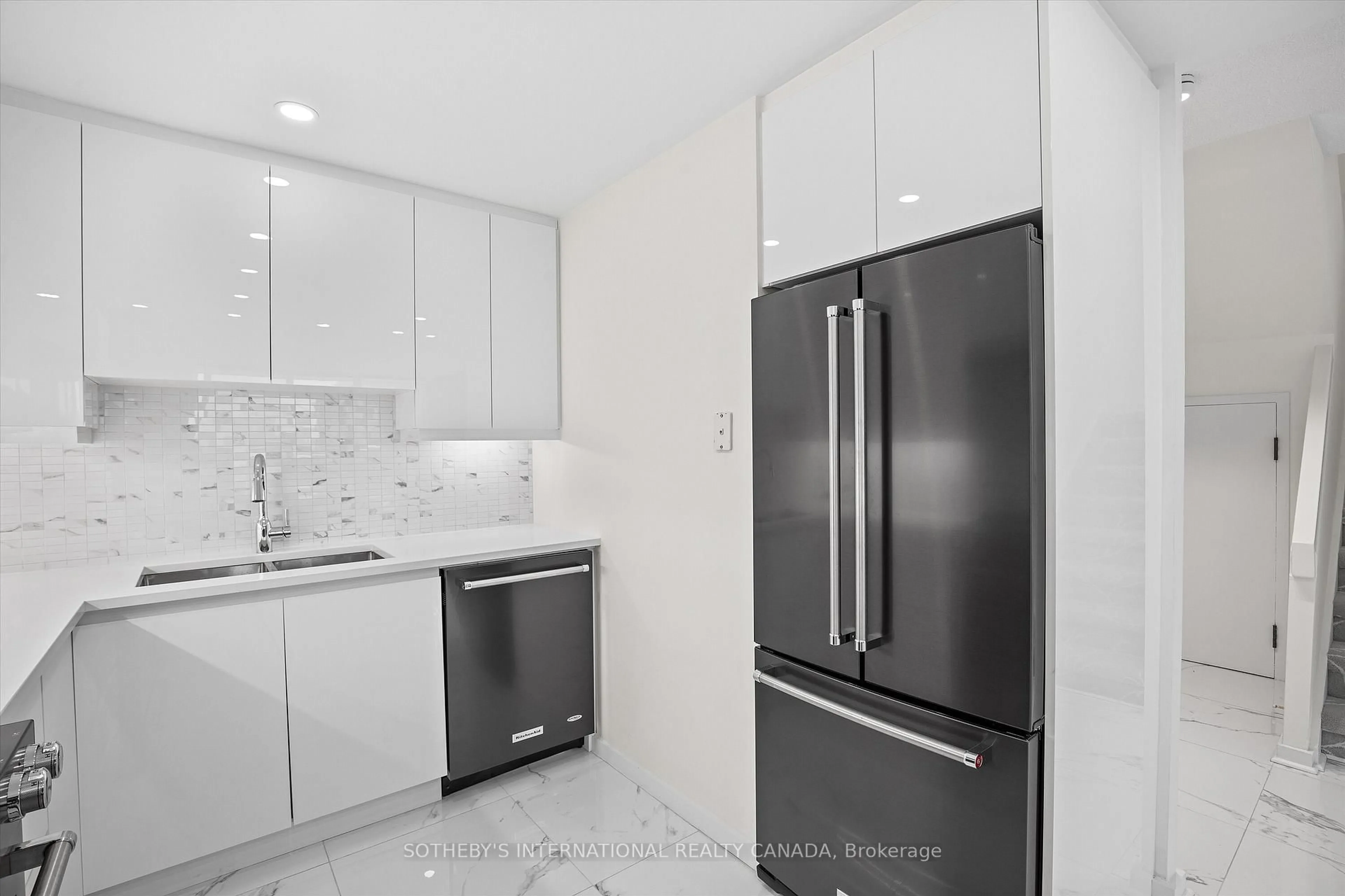 Standard kitchen, ceramic/tile floor for 55A Avenue Rd #408, Toronto Ontario M5A 2G3