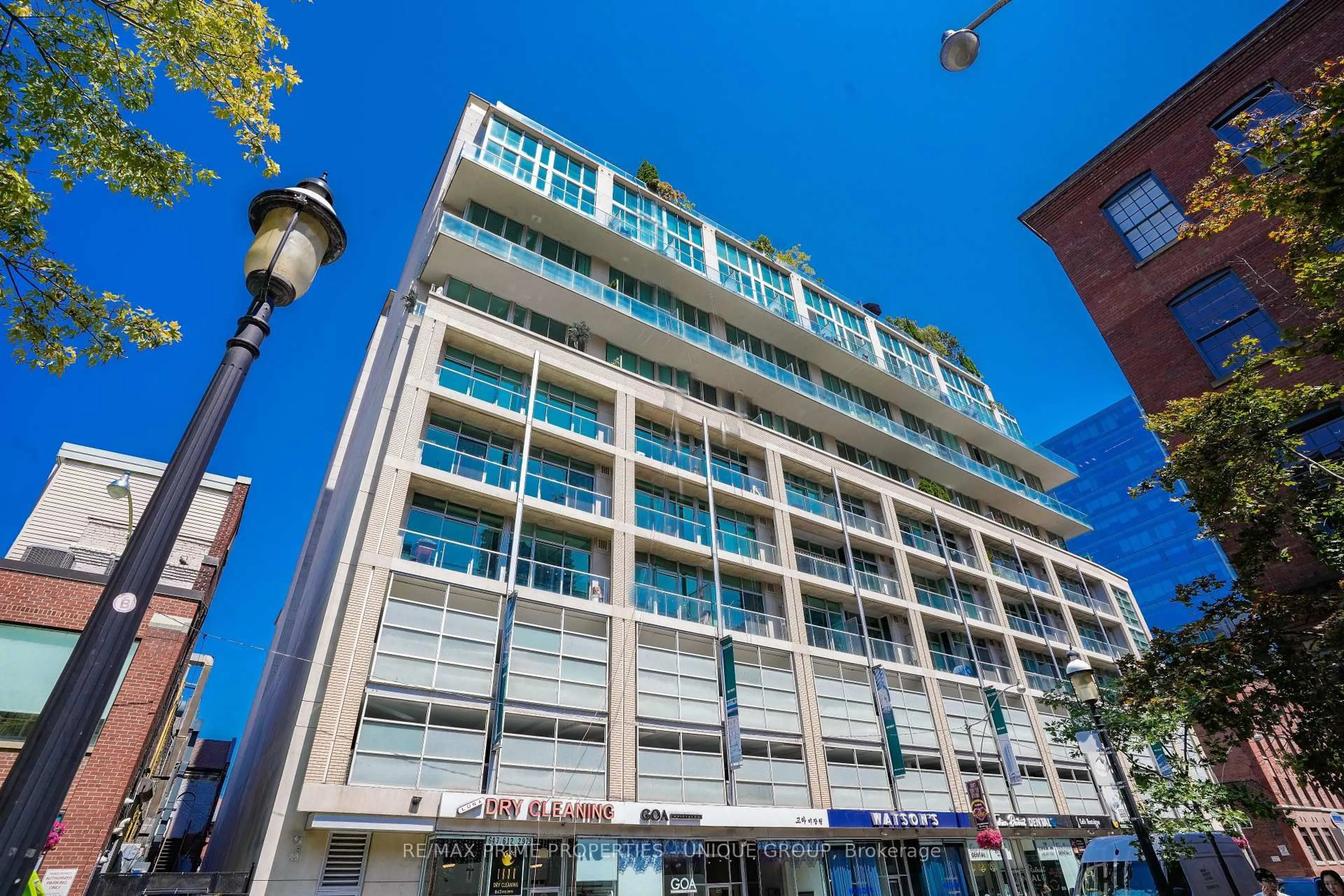 Patio, building for 388 Richmond St #923, Toronto Ontario M5V 3P1