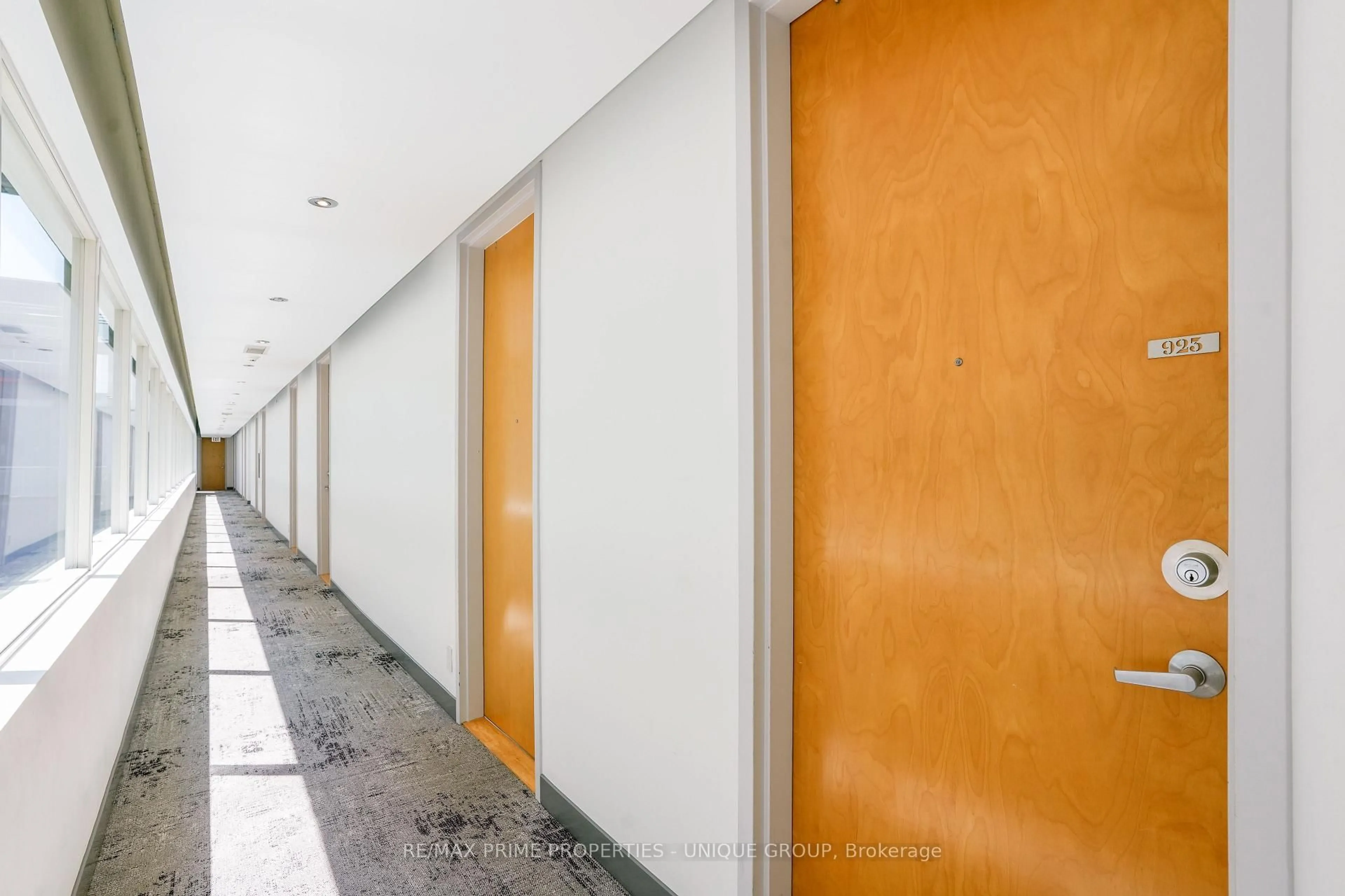 Indoor foyer for 388 Richmond St #923, Toronto Ontario M5V 3P1