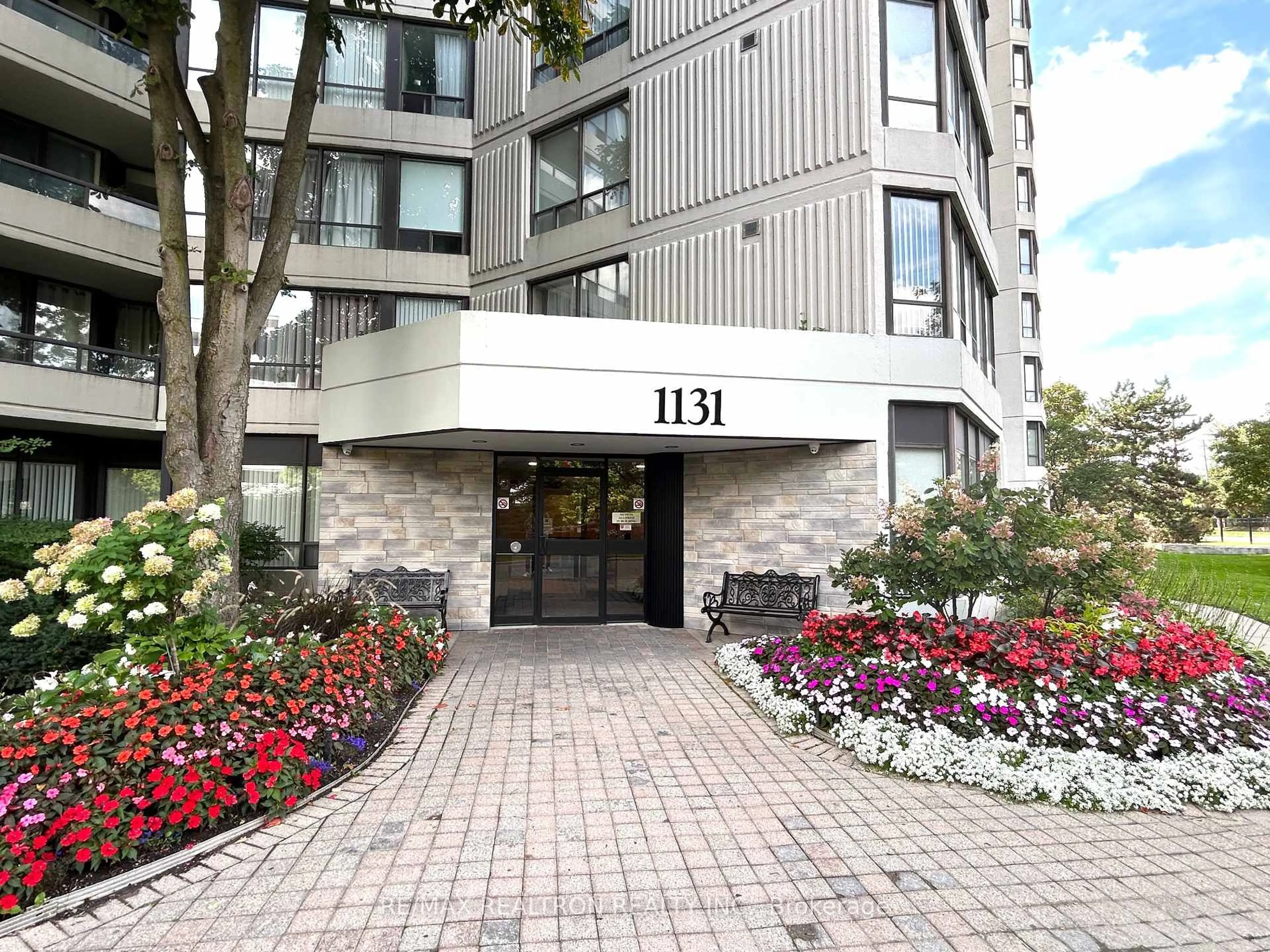 Indoor foyer for 1131 Steeles Ave #302, Toronto Ontario M2R 3W8