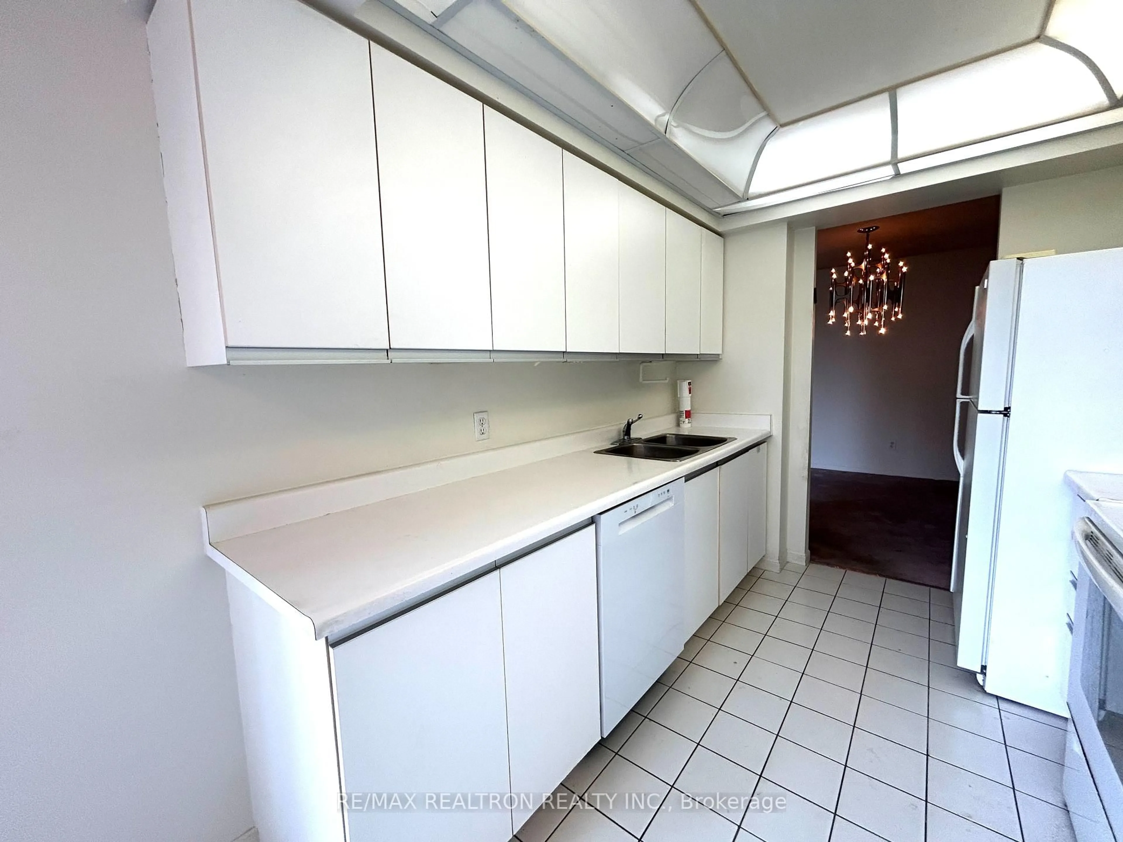 Standard kitchen, ceramic/tile floor for 1131 Steeles Ave #302, Toronto Ontario M2R 3W8