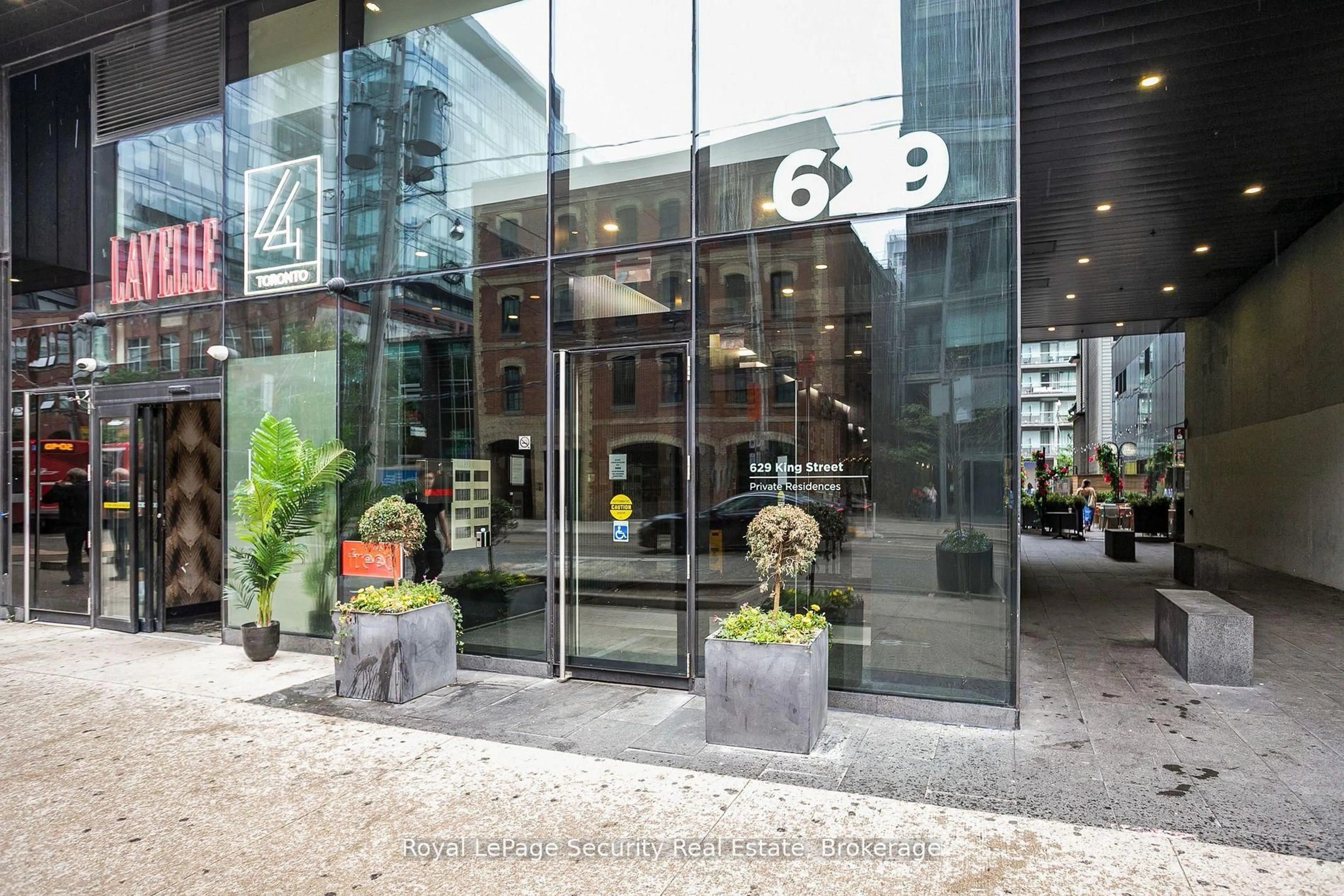 Indoor foyer for 629 King St #320, Toronto Ontario M5V 1M5