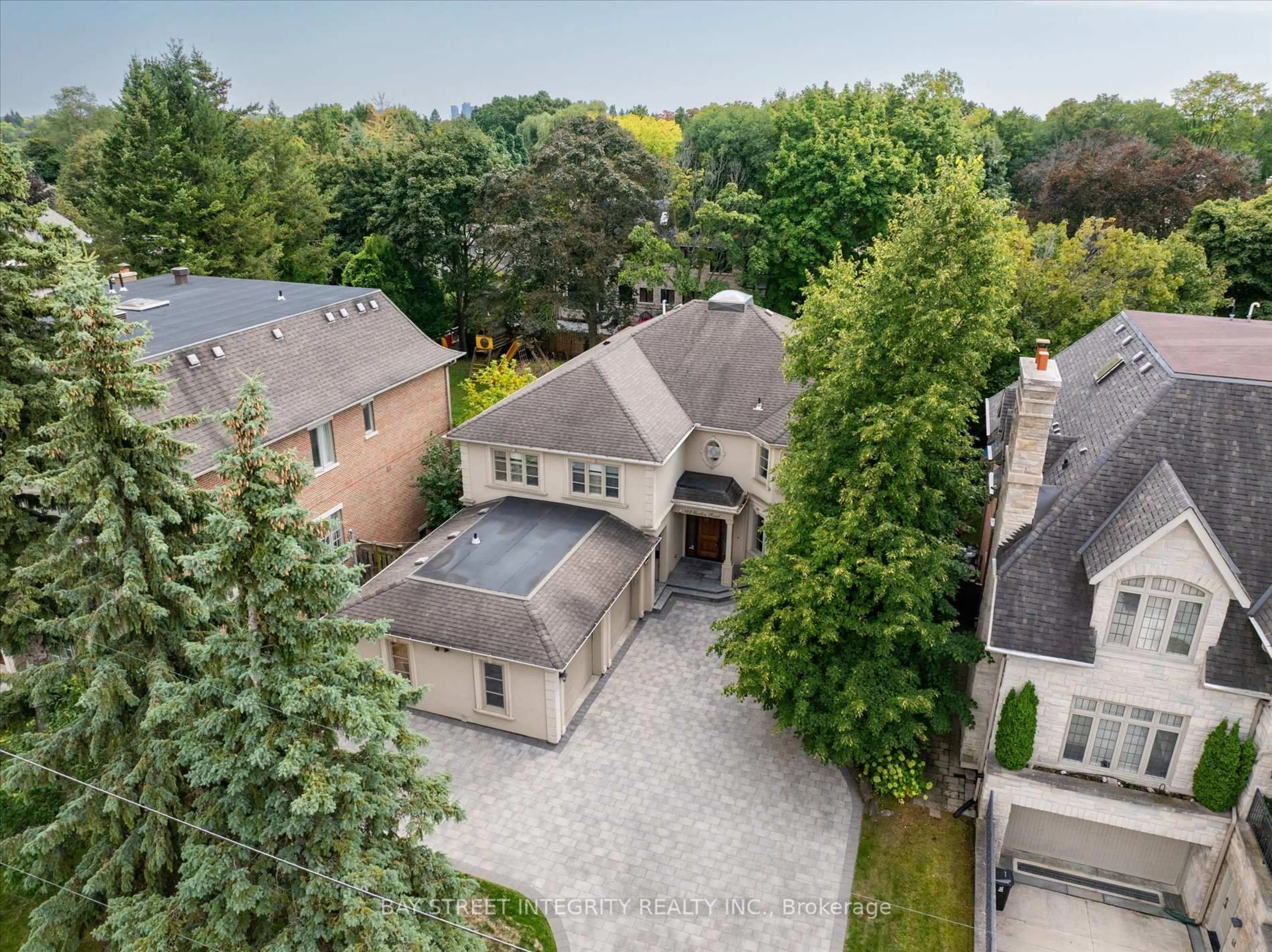 A pic from outside/outdoor area/front of a property/back of a property/a pic from drone, street for 189 Gordon Rd, Toronto Ontario M2P 1E7