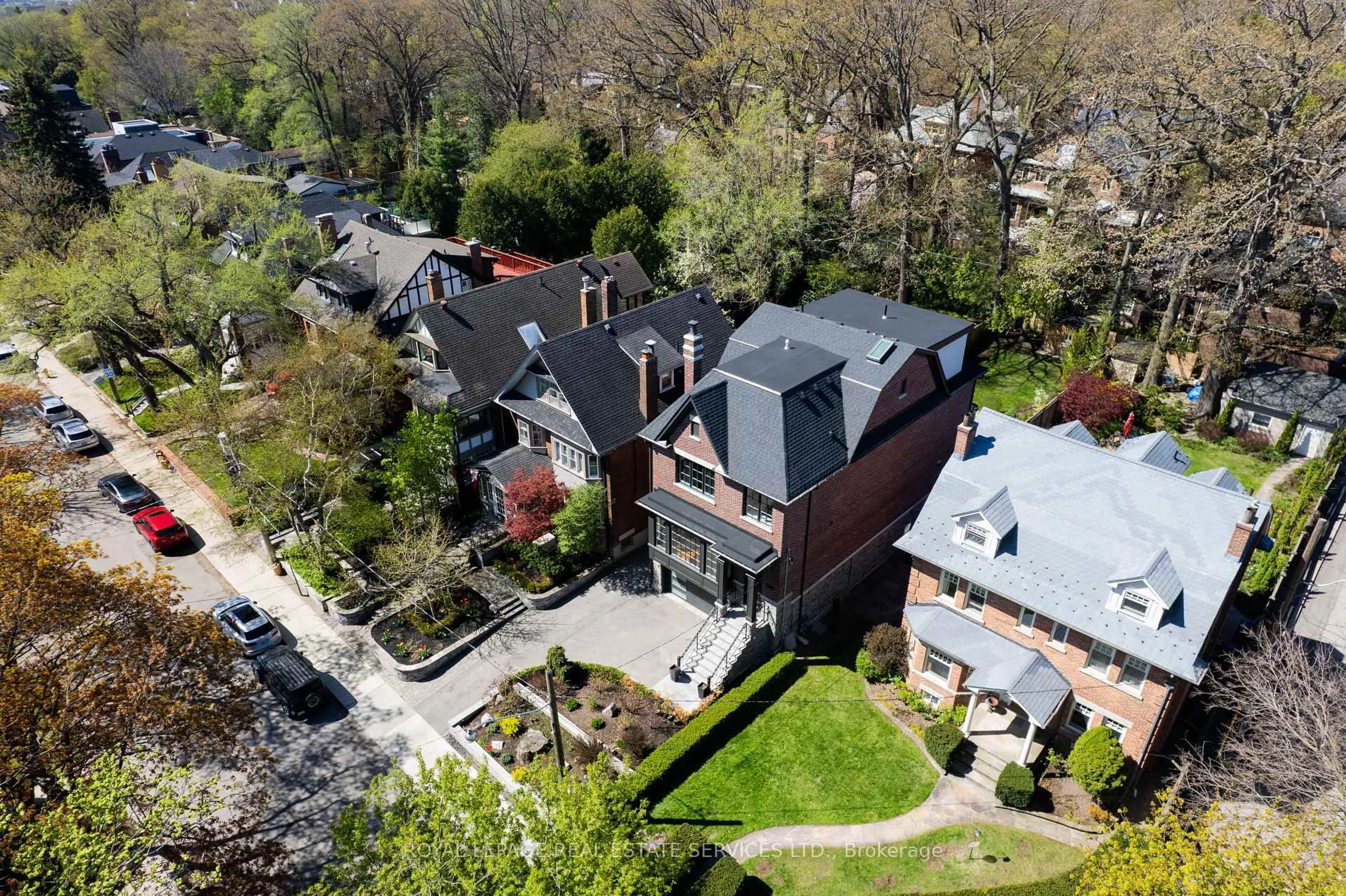 A pic from outside/outdoor area/front of a property/back of a property/a pic from drone, street for 390 Walmer Rd, Toronto Ontario M5R 2Y4
