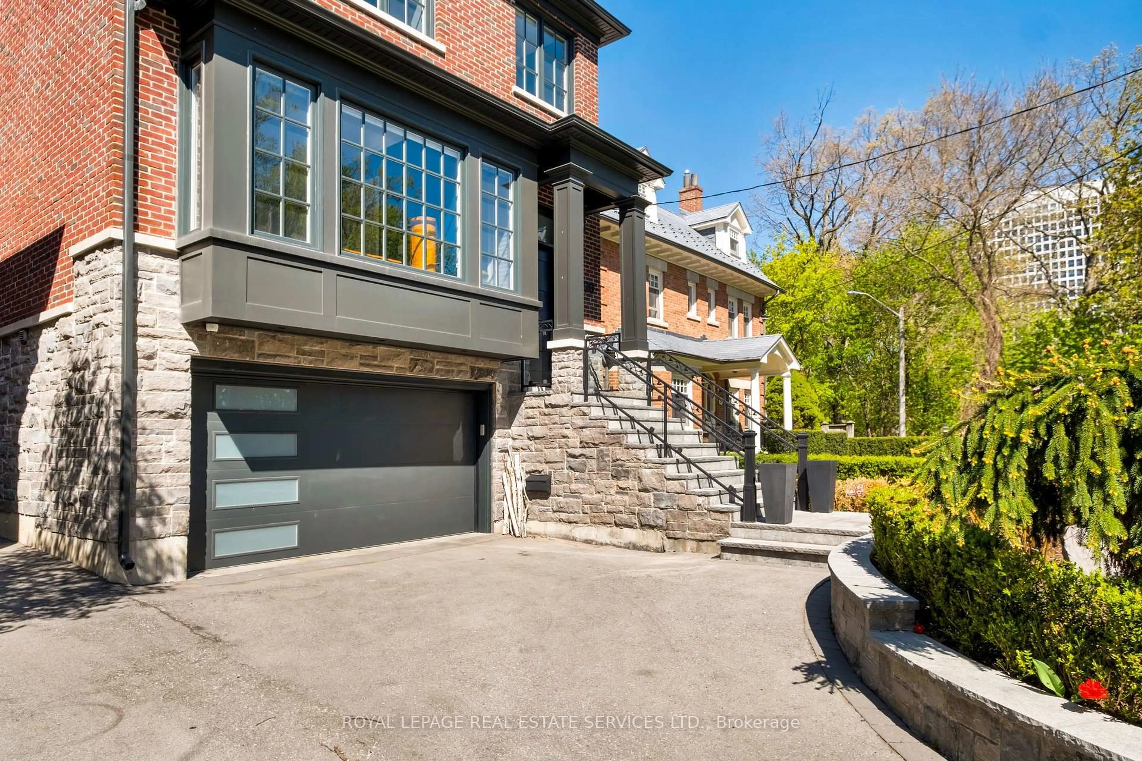 Home with brick exterior material, street for 390 Walmer Rd, Toronto Ontario M5R 2Y4