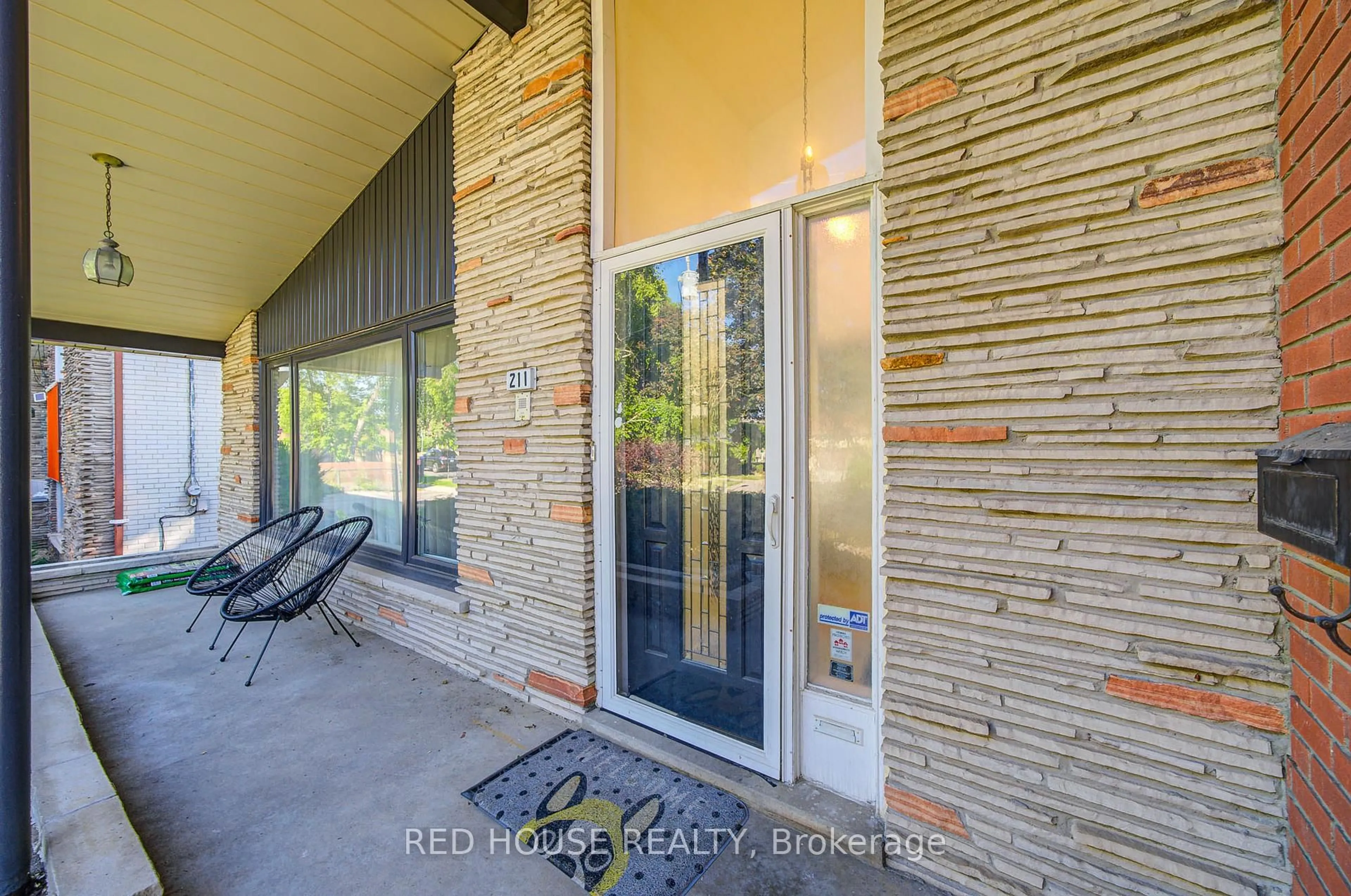 Indoor entryway for 211 Torresdale Ave, Toronto Ontario M2R 3E7