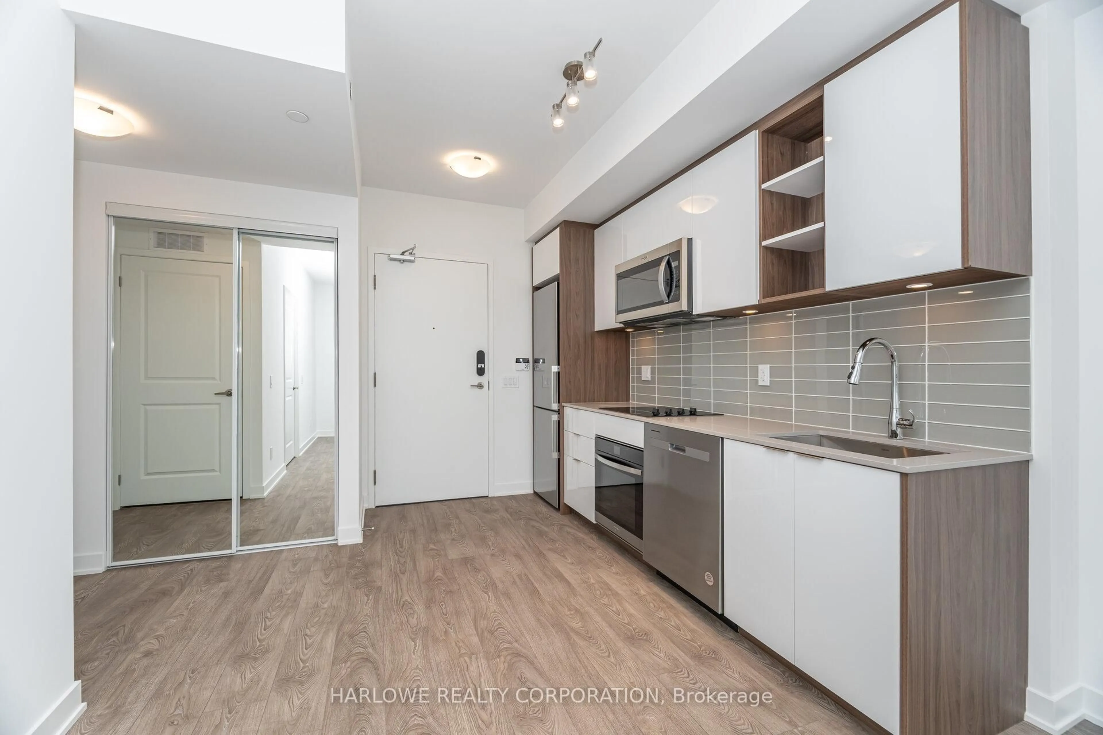 Standard kitchen, unknown for 543 Richmond St #715, Toronto Ontario M5V 0W9